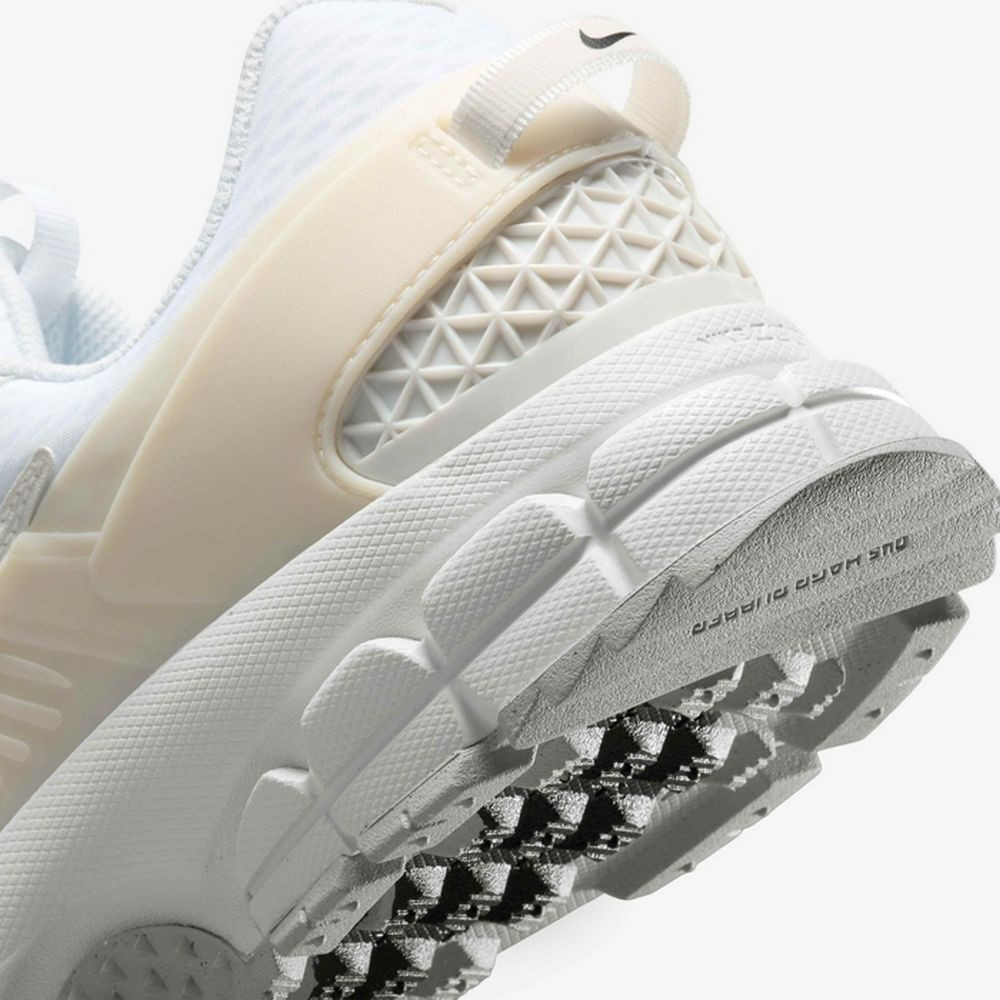 Кросівки Nike Zoom Vomero 5 Roam HJ4646-100