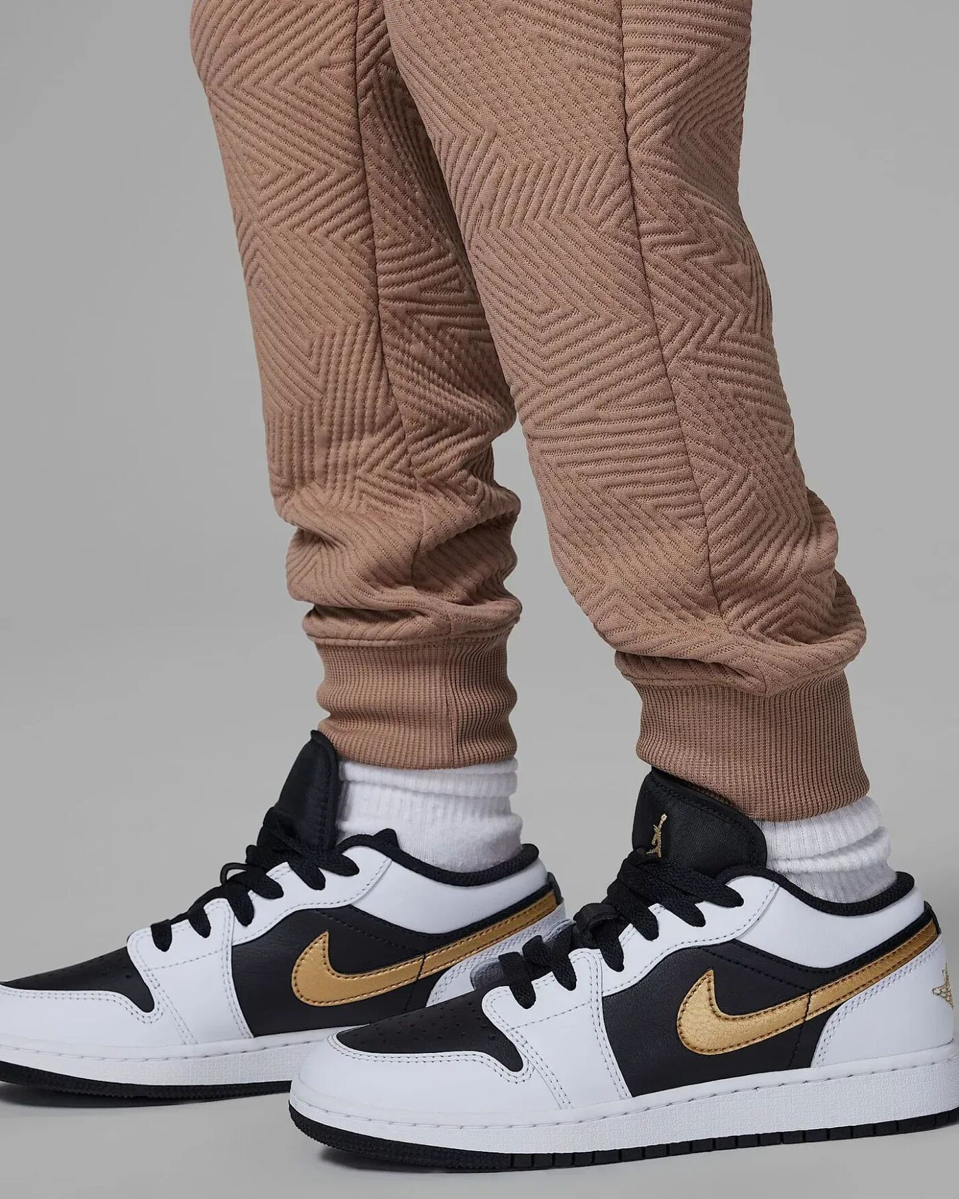 Костюм спортивний дитячий Air Jordan Sneaker School White/Brown 85D722-J34