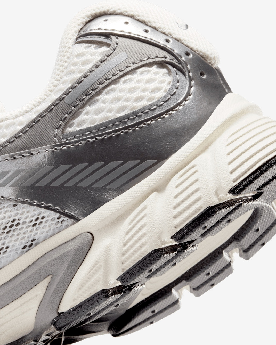 Кросівки Nike V5 RNR HQ6411-003