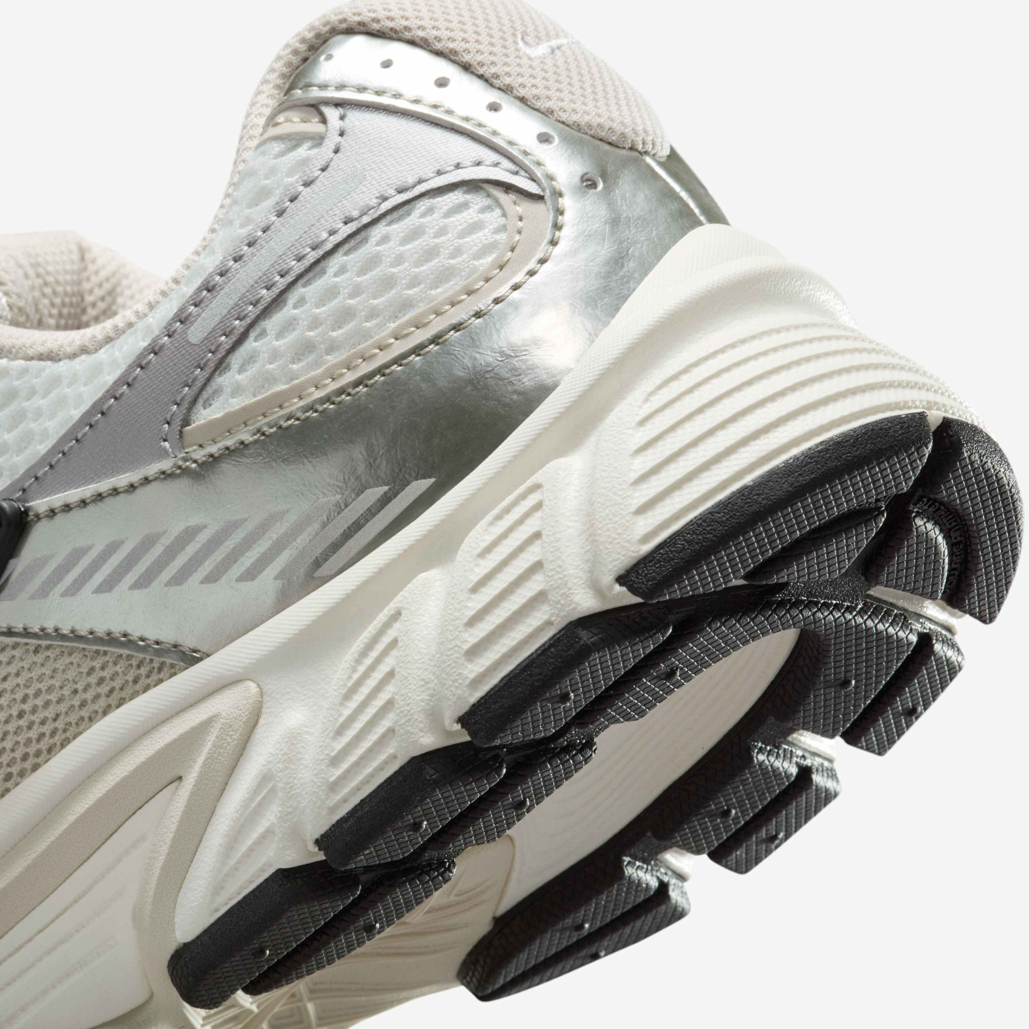 Кросівки Nike W V5 RNR HQ7901-104