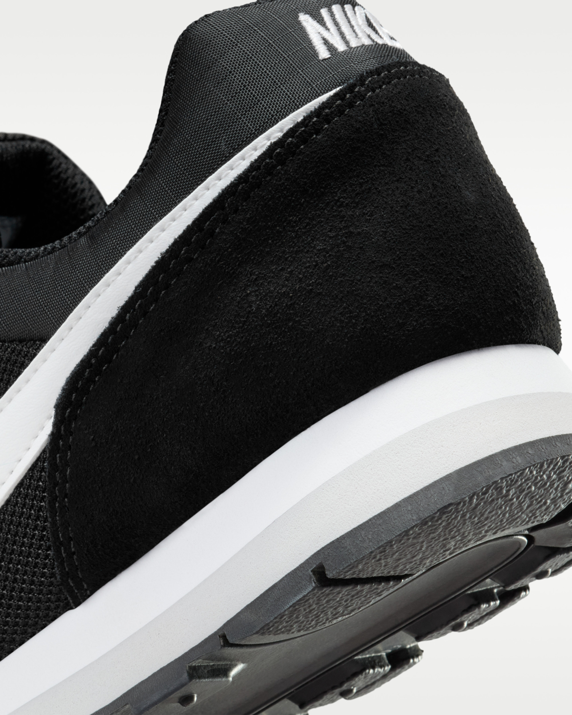 Кросівки Nike WMNS MD RUNNER 2 749869-018