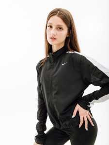 Вітровка Nike W NK SWSH RUN JKT DX1037-010