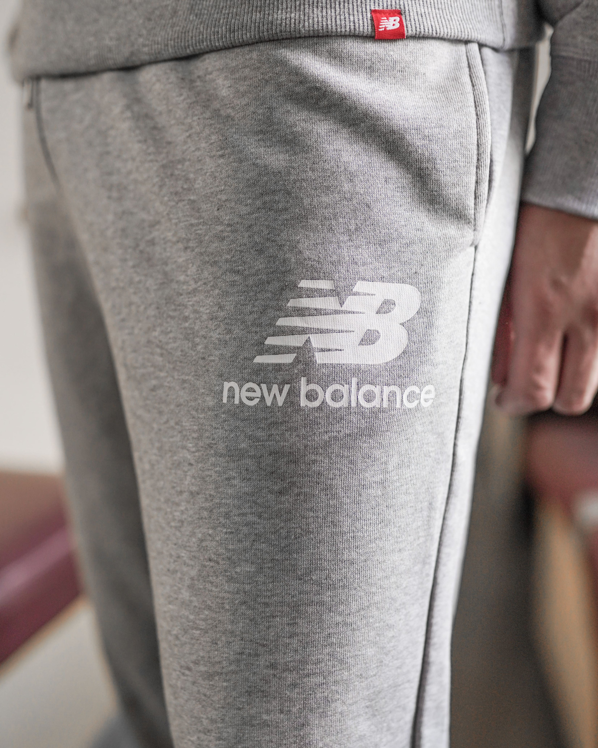 Брюки New Balance NB ESSENTIALS STACKED LOGO MP03558AG