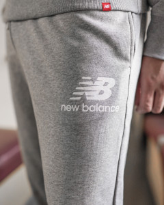 Брюки New Balance NB ESSENTIALS STACKED LOGO MP03558AG