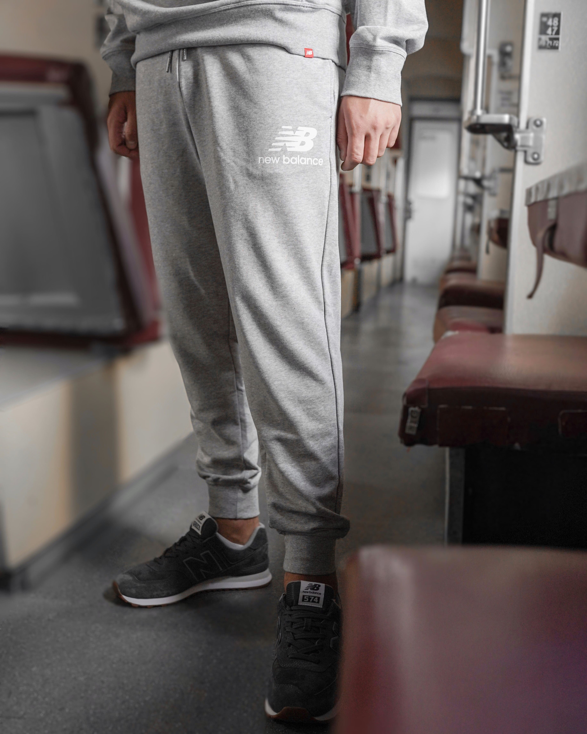 Брюки New Balance NB ESSENTIALS STACKED LOGO MP03558AG