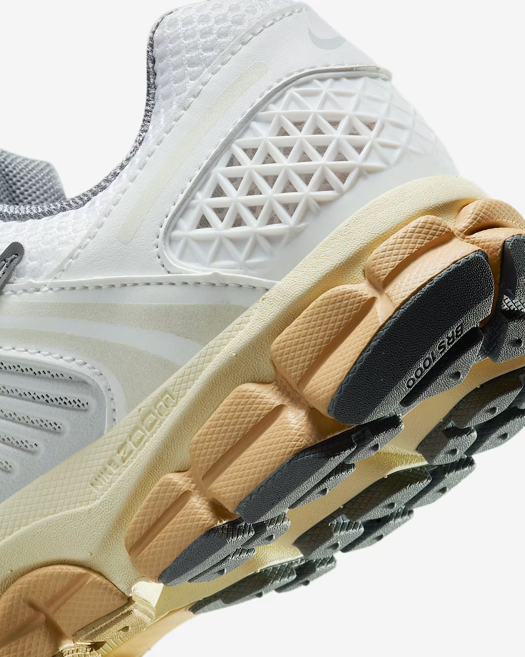 Кросівки Nike Zoom Vomero 5 FJ2028-101