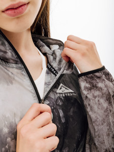 Вітровка Nike W NK TRAIL REPEL JKT DX1041-011