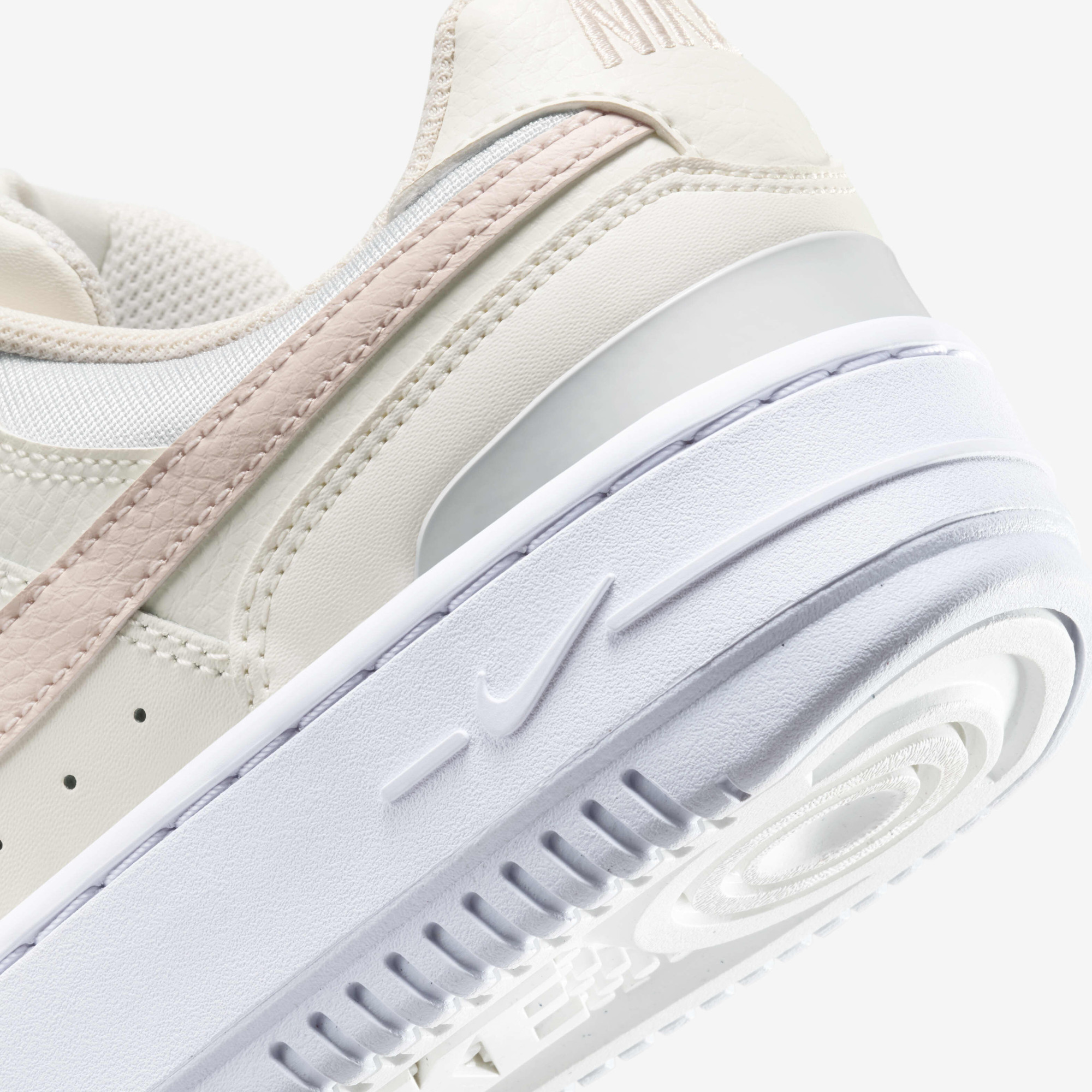 Кросівки Nike GAMMA FORCE DX9176-111