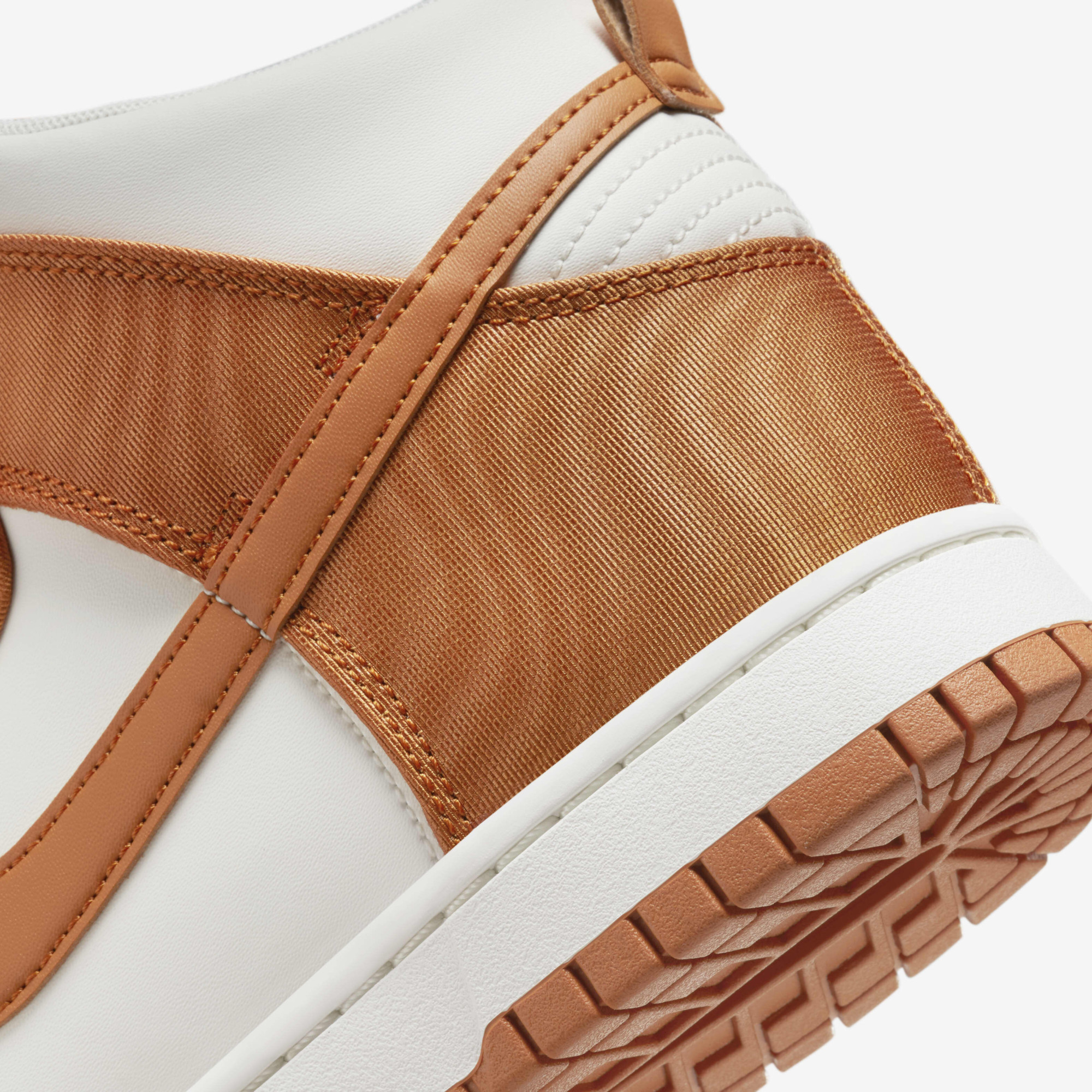 Кросівки чоловічі Nike Sportswear Dunk High Retro Se White/Orange DV7223-800