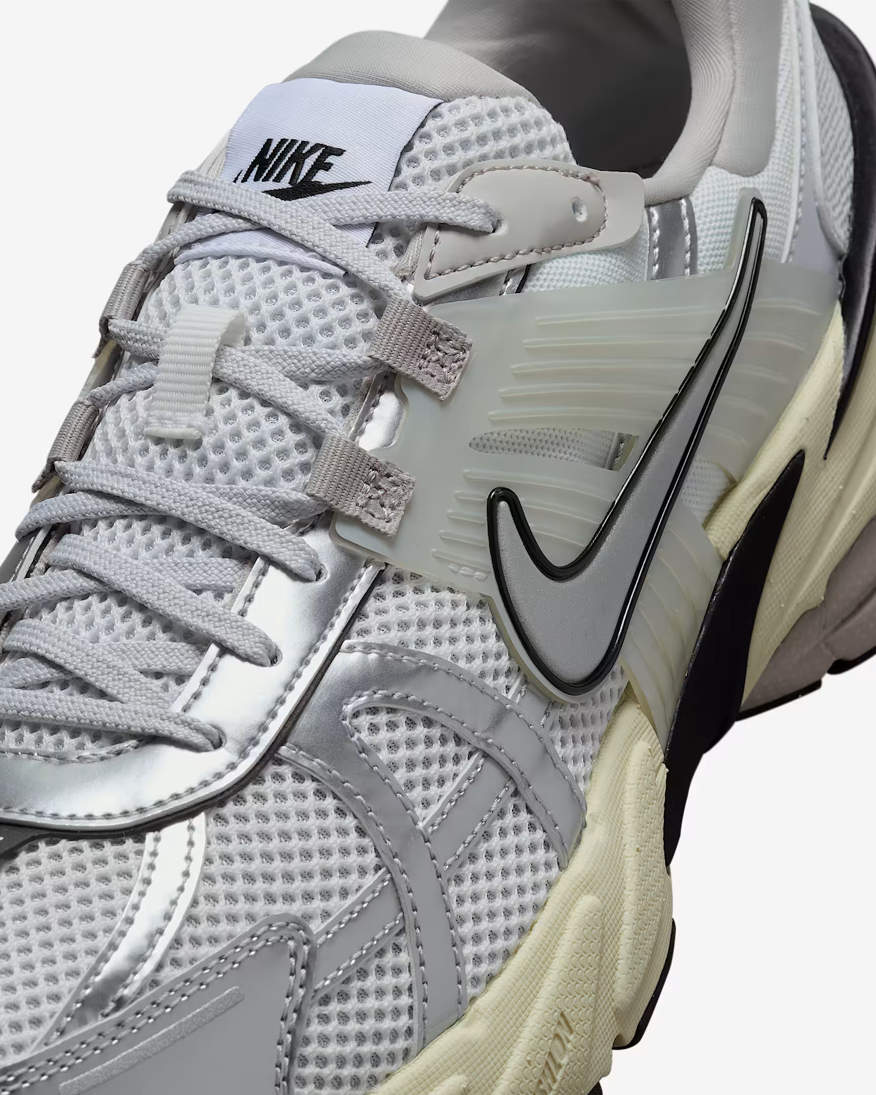 Кросівки чоловічі Nike V2K Run Metallic/Beige HJ4497-100 45 HJ4497-100