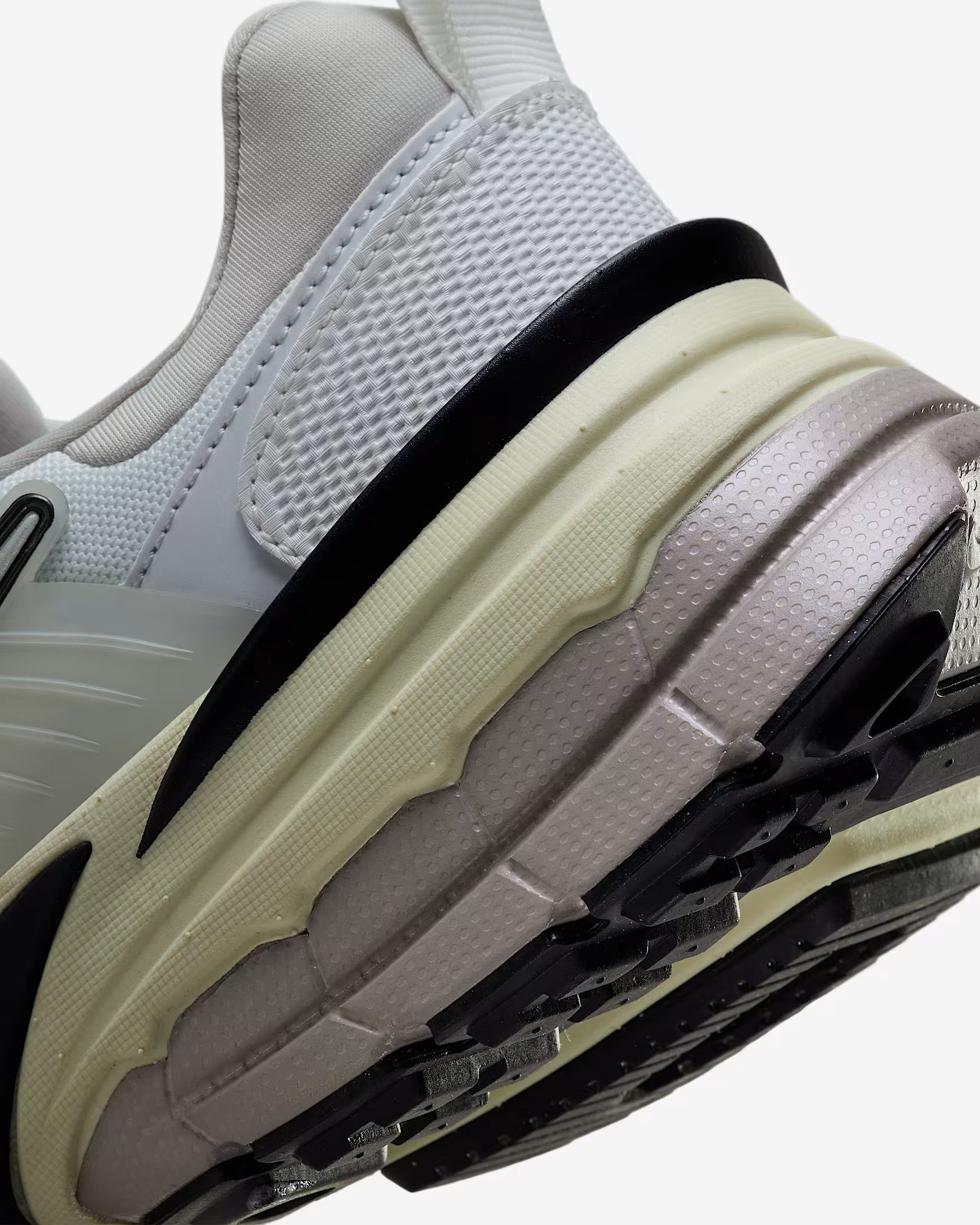 Кросівки чоловічі Nike V2K Run Metallic/Beige HJ4497-100 45 HJ4497-100