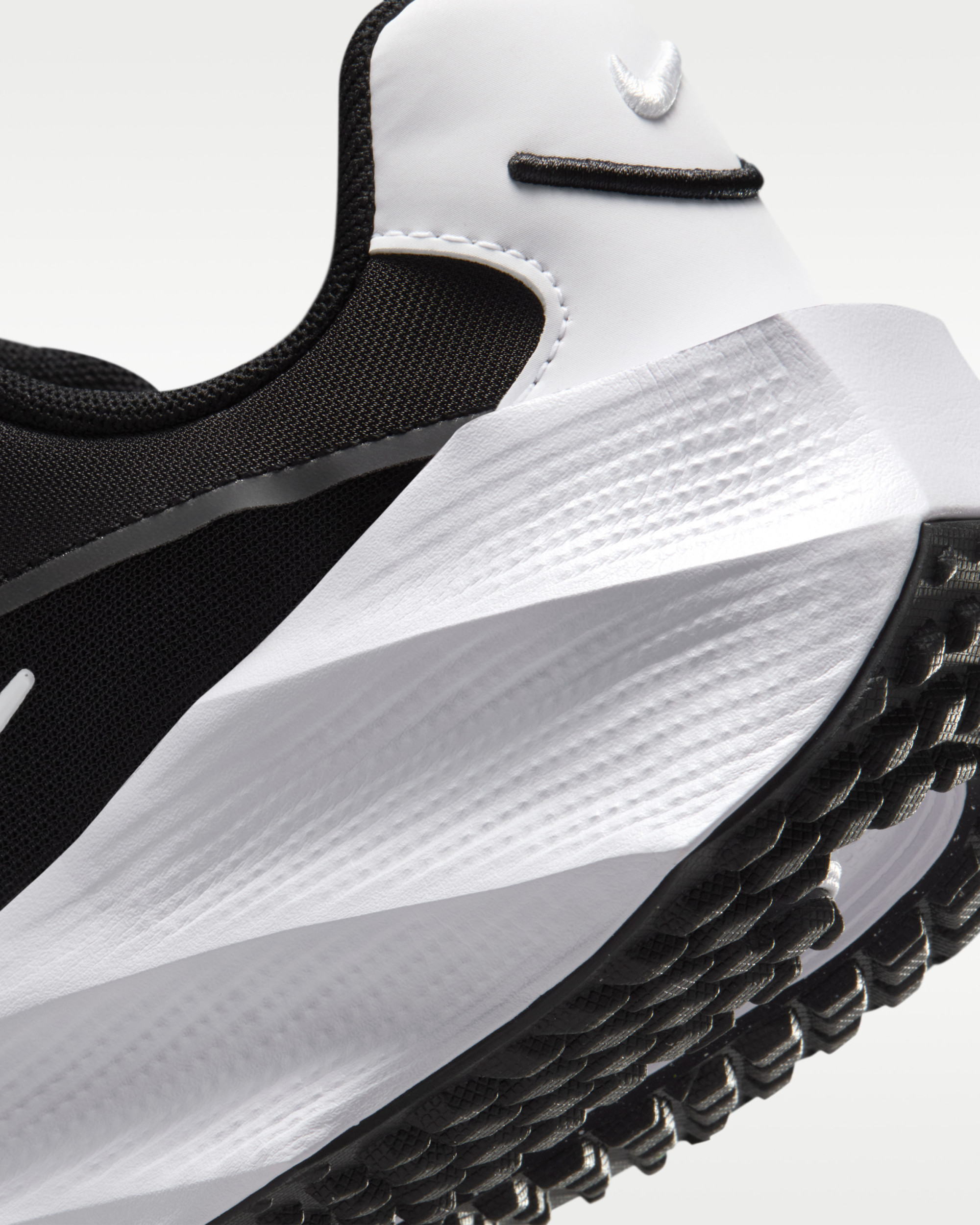 Кросівки Nike WMNS AURA EDGE HQ7025-002