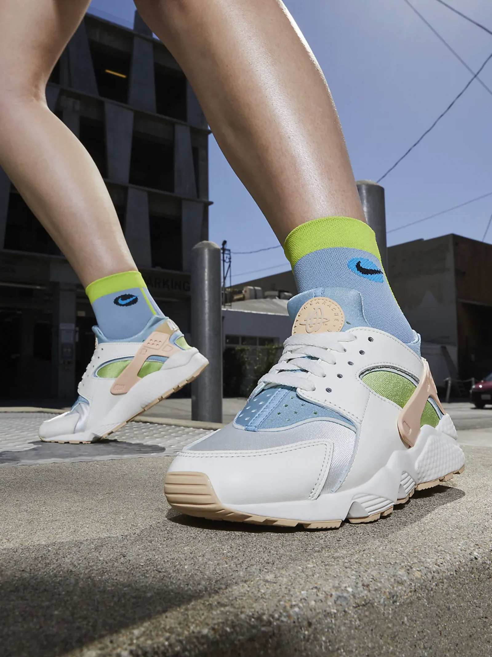 Кросівки Nike Air Huarache SE Sun Club DQ0117-100