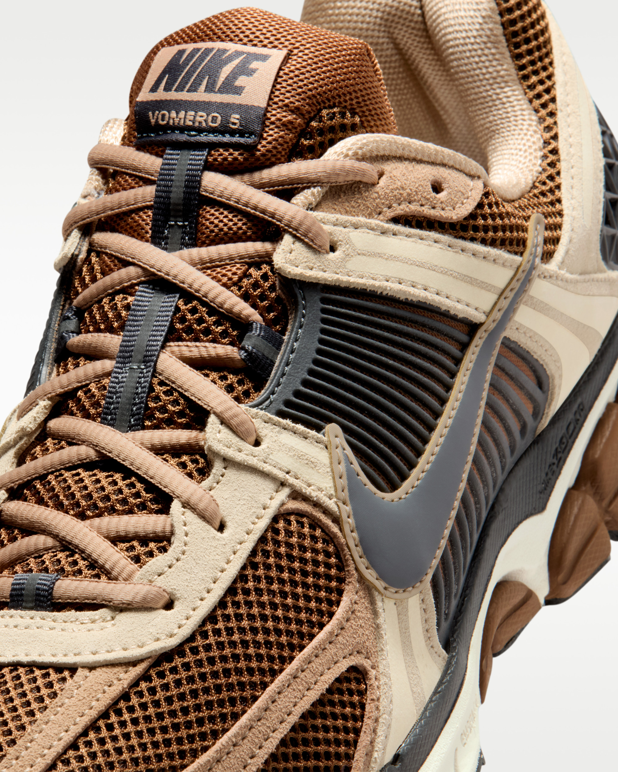 Кросівки Nike ZOOM VOMERO 5 HF1553-202