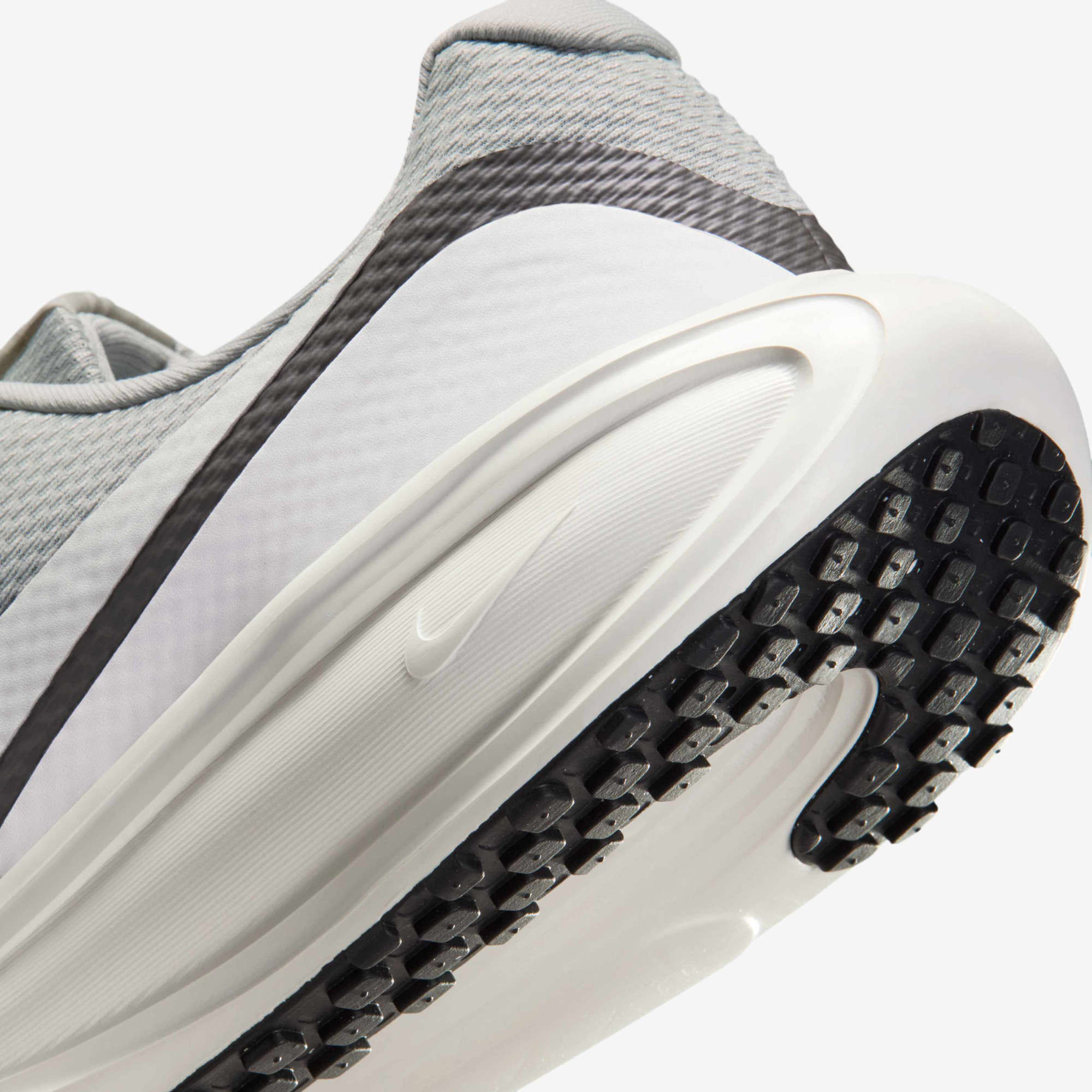 Кросівки Nike REVOLUTION 8 HJ9198-302