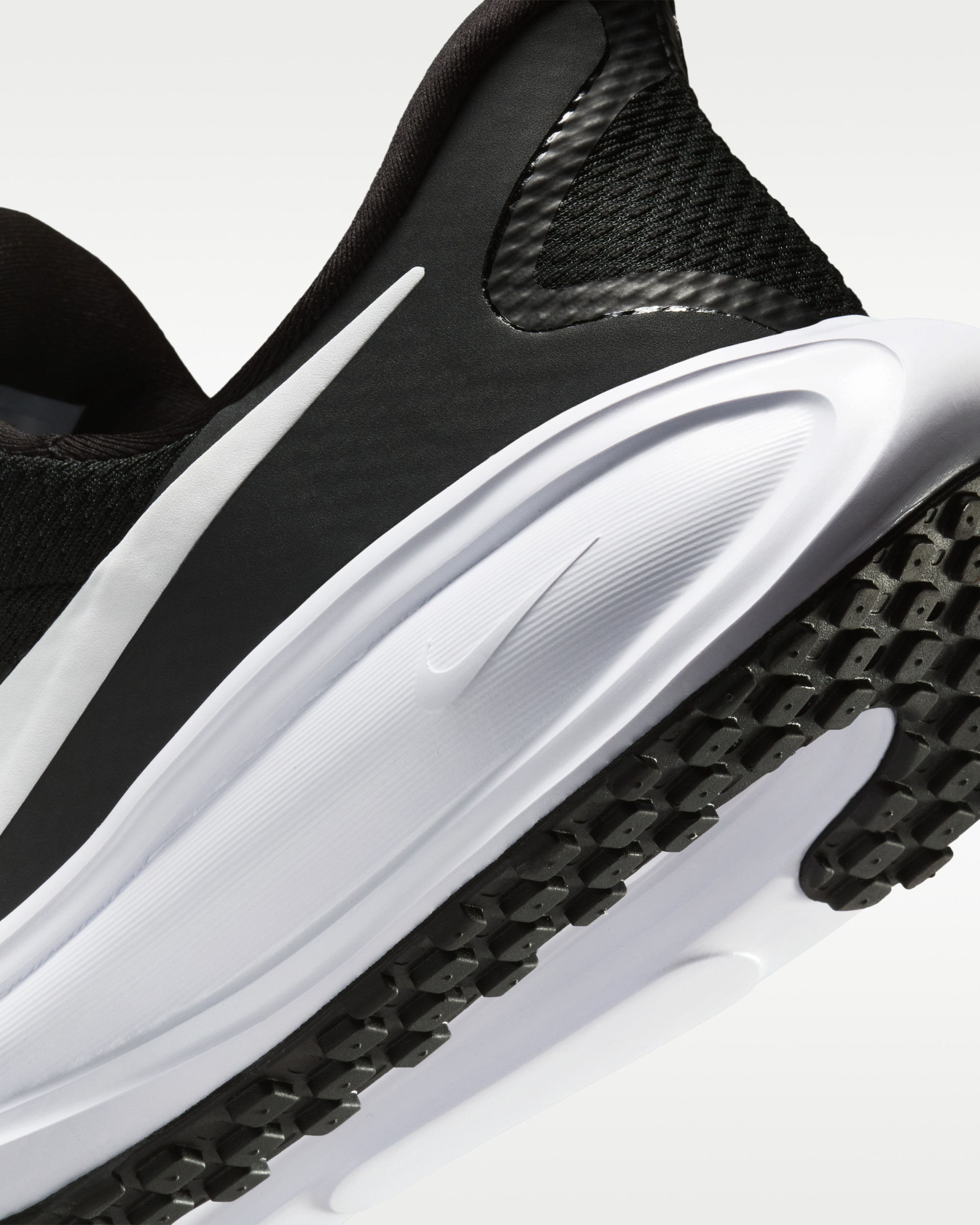Кросівки Nike W REVOLUTION 8 EASYON HQ2415-001