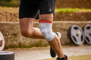 Фіксатор коліна Reebok Speedwick Knee Support білий, червоний Уні M RRSU-14324