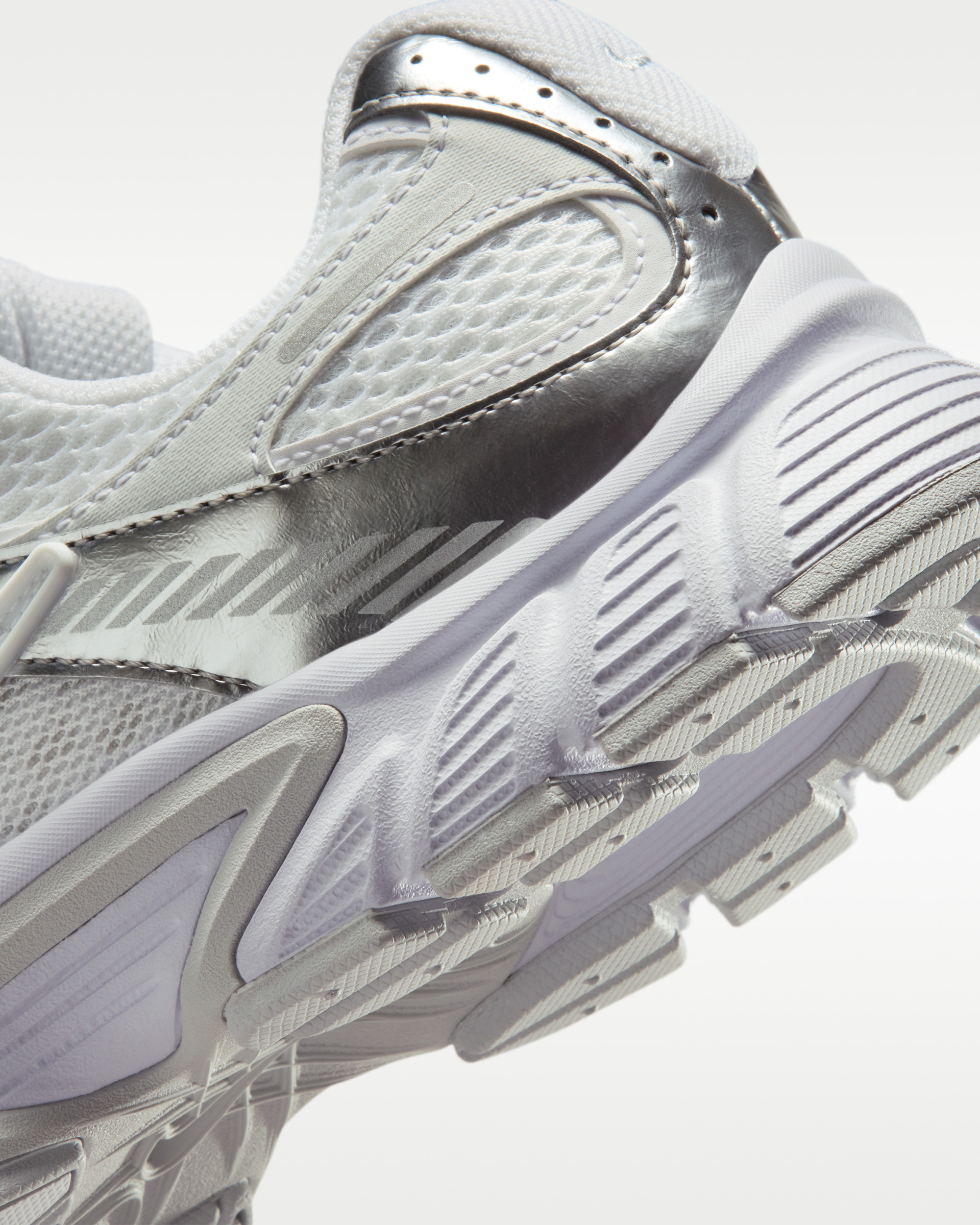 Кросівки Nike W V5 RNR HQ7901-112