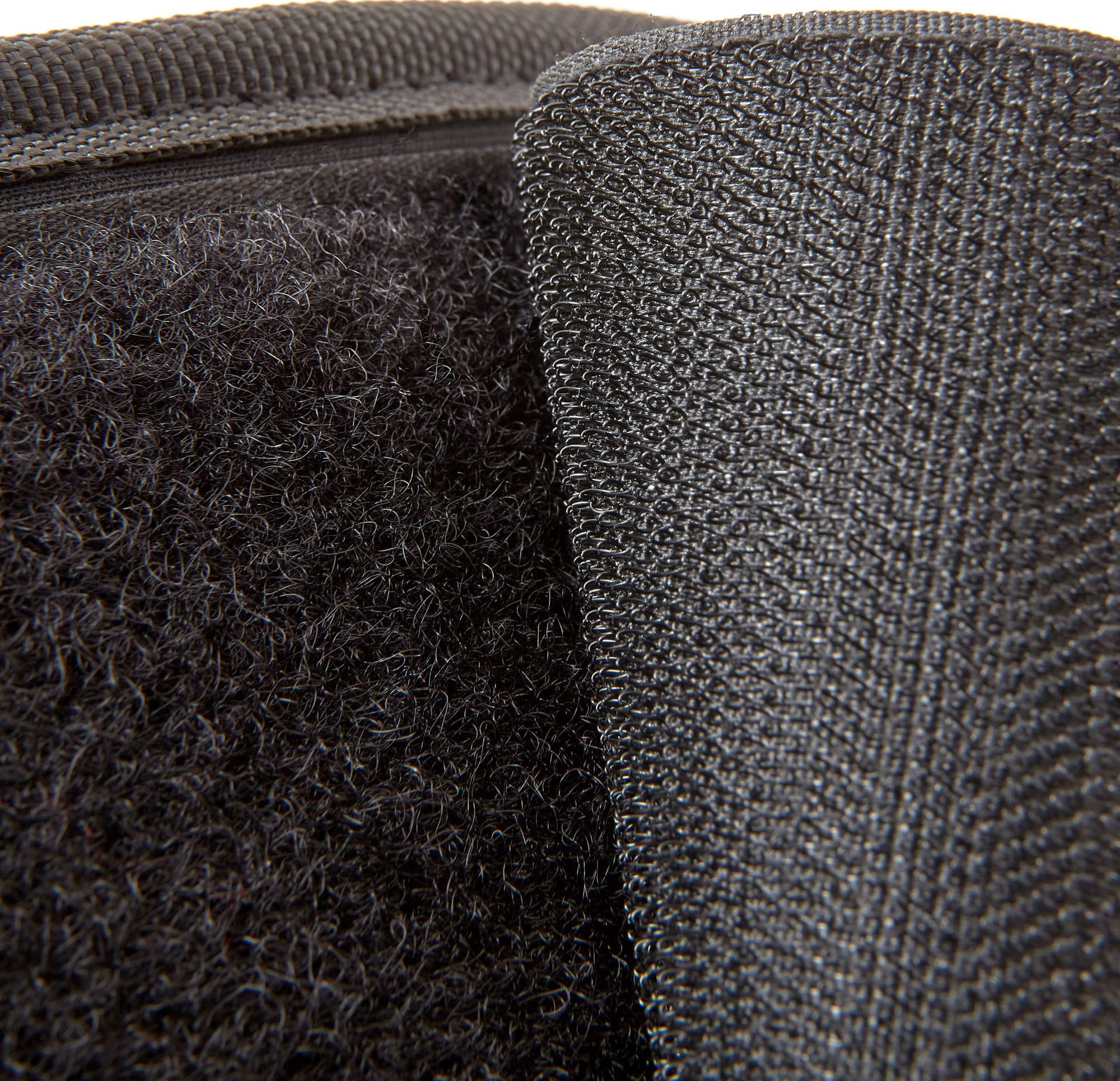 Пояс для важкої атлетики Adidas Essential Weightlifting Belt чорний Уні M (82,5-92 см) ADGB-12254-NL