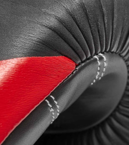 Рукавиці боксерські Reebok Combat Leather Boxing Gloves чорний, червоний 10 унцій (RSCB-10110RD-10) RSCB-10110RD-10