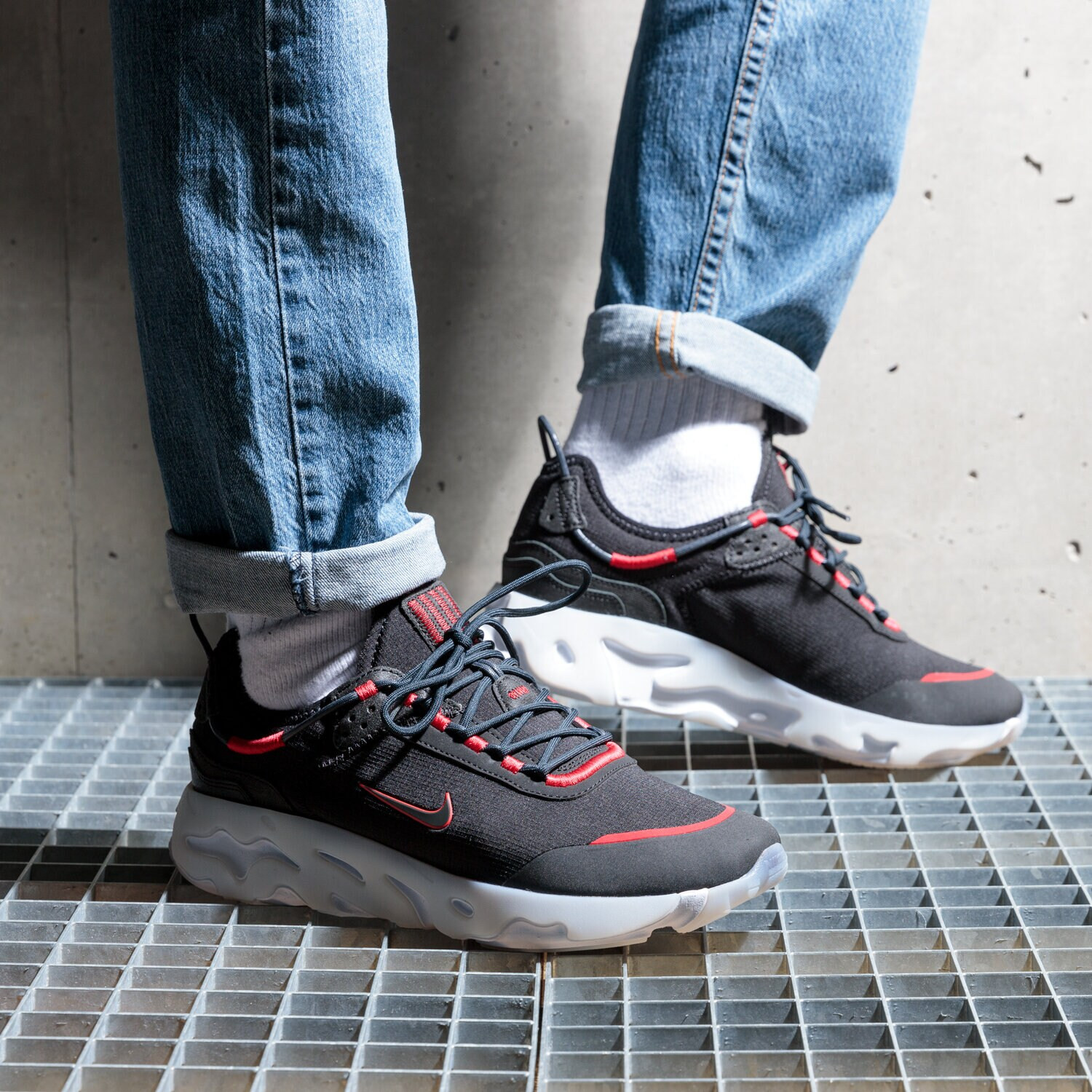 Кросівки Nike React Live SE Black Sport Red DD6879-002