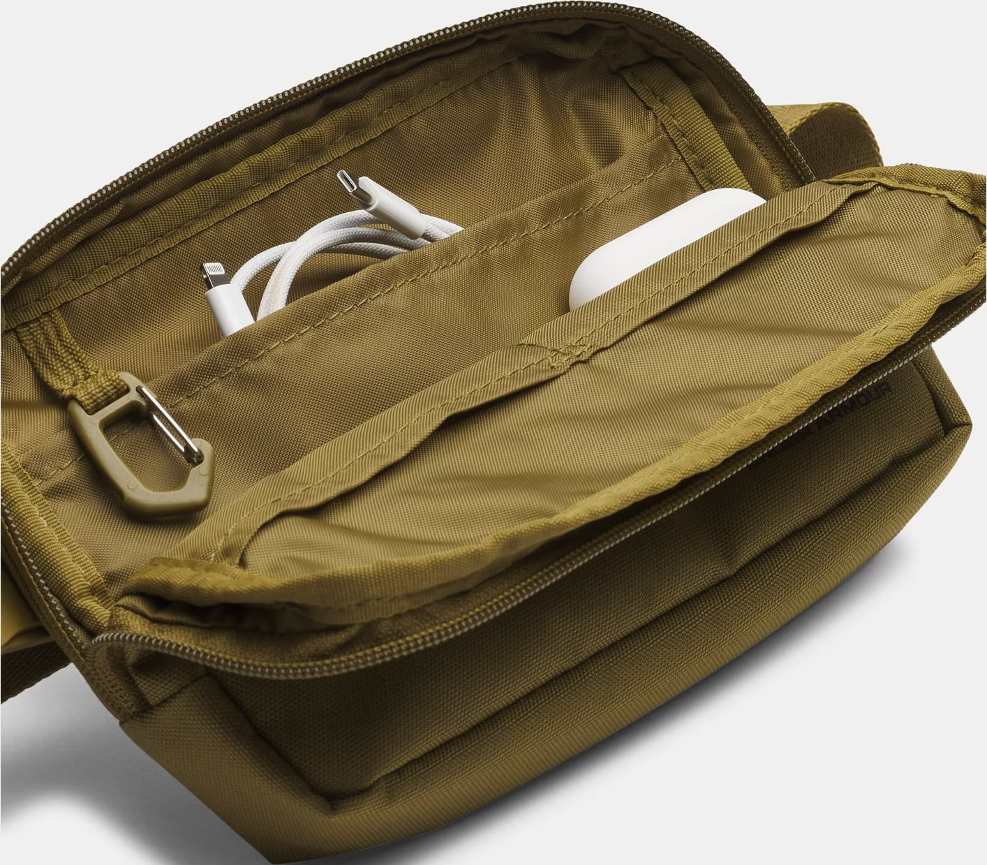 Сумка на пояс UA Essential WB Xbody 2L зелений Уні 20 x 13,5 x 5 см 1378418-320