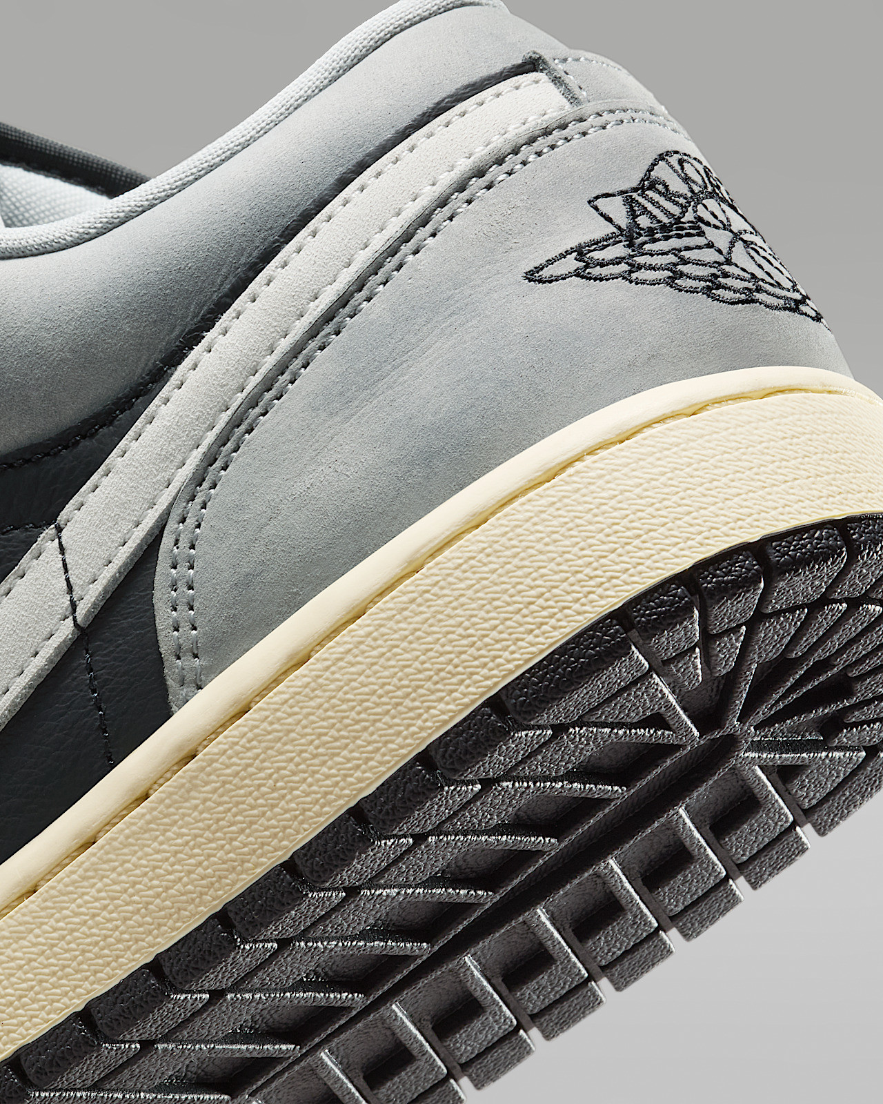 Кросівки чоловічі Air Jordan 1 Low Se Grey/Black HQ2010-012