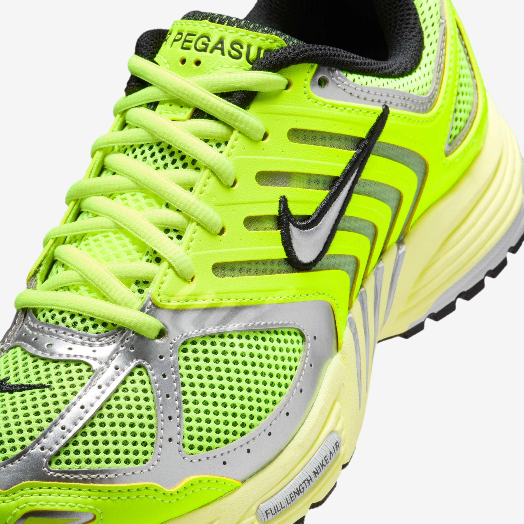 Кросівки жіночі NIKE W AIR PEGASUS 2005 HQ1675-700