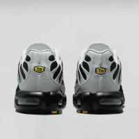 Кросівки Nike AIR MAX PLUS DM0032-015