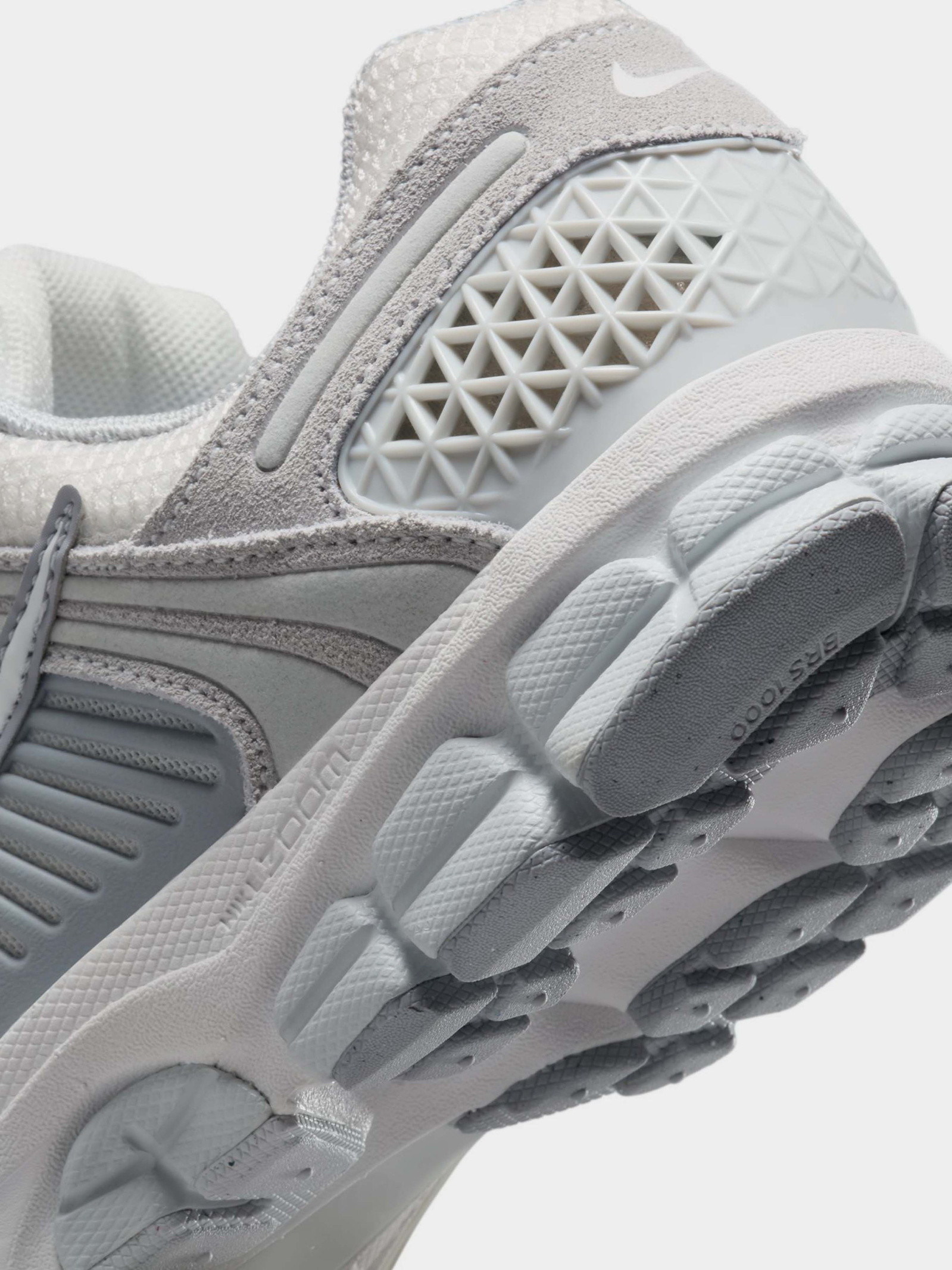 Кросівки Nike W ZOOM VOMERO 5 HQ0458-001