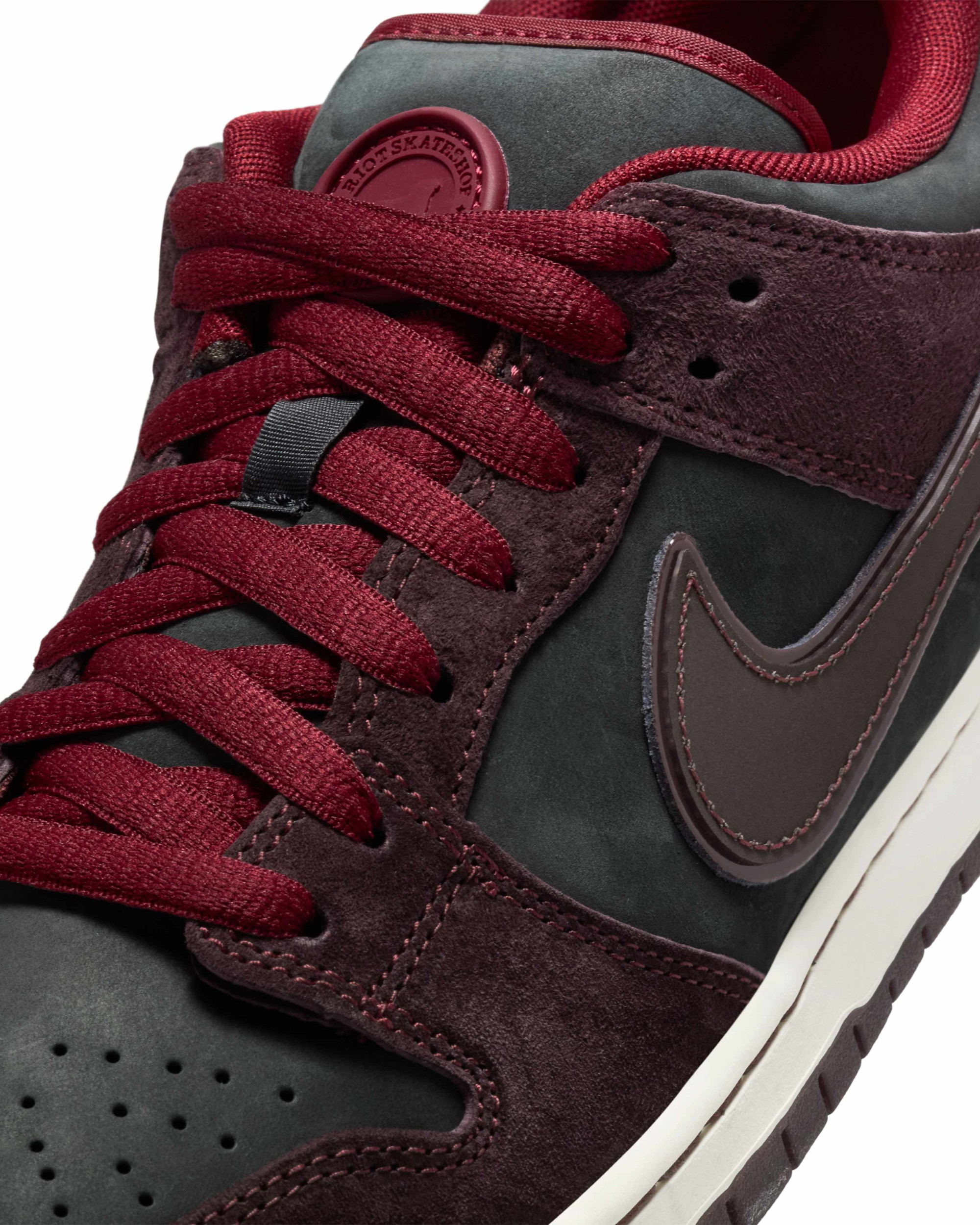 Кросівки W  Nike Dunk Low Pro SB QS 'Mahogany Dark Beetroot' FZ1289-200