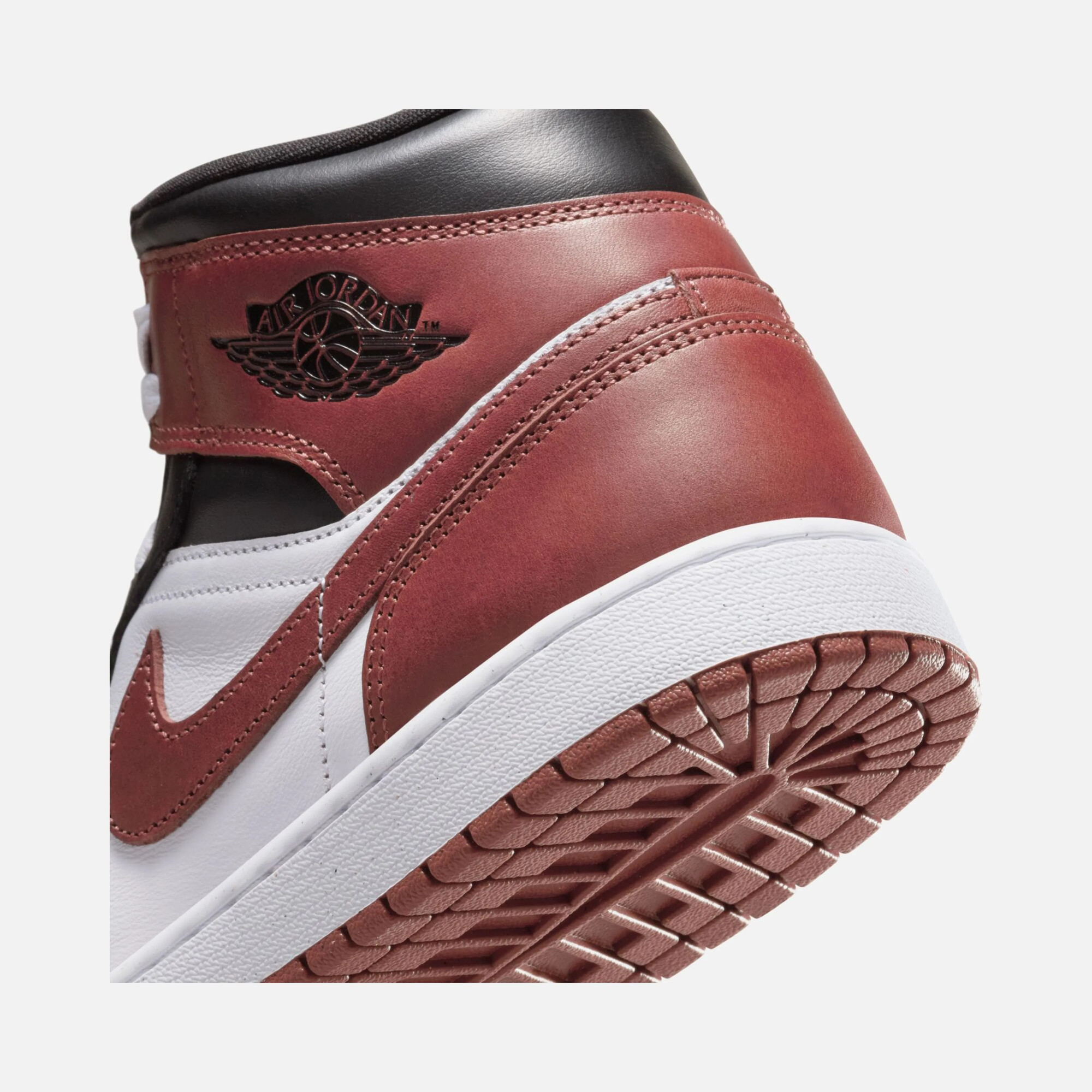 Кросівки чоловічі AIR JORDAN 1 MID SE HF3216-102