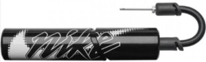 Насос Nike ESSENTIAL BALL PUMP INTL чорний, білий One Size (N.000.1484.091.NS) N.000.1484.091.NS