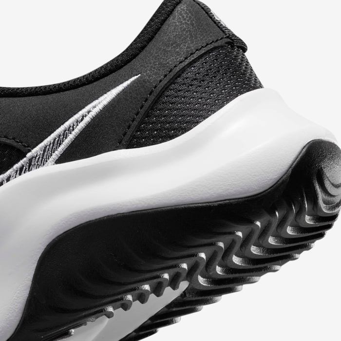 Кросівки Nike LEGEND ESSENTIAL 3 DM1119-001