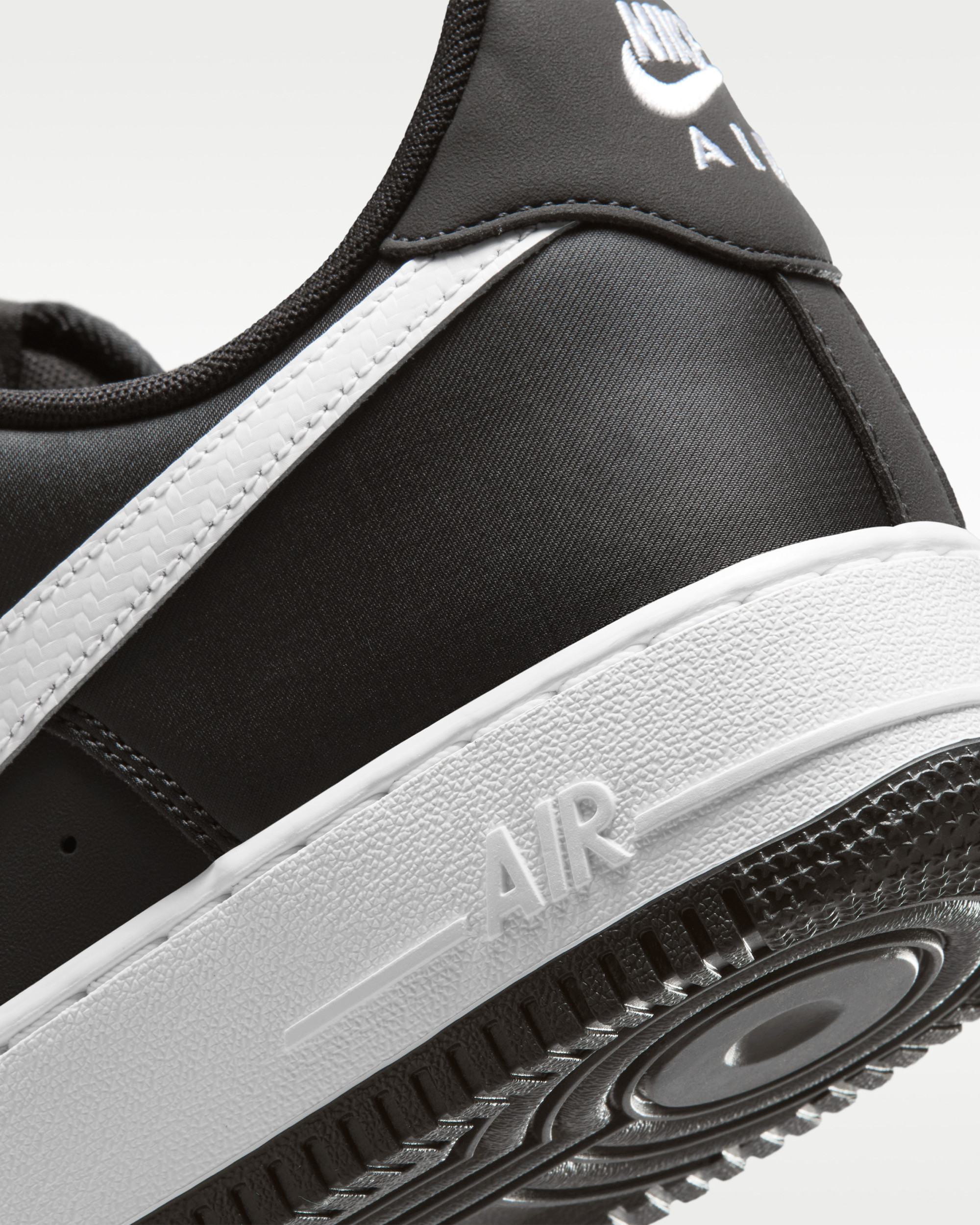 Кросівки Nike AIR FORCE 1 07 TECH ESS IR5599-001