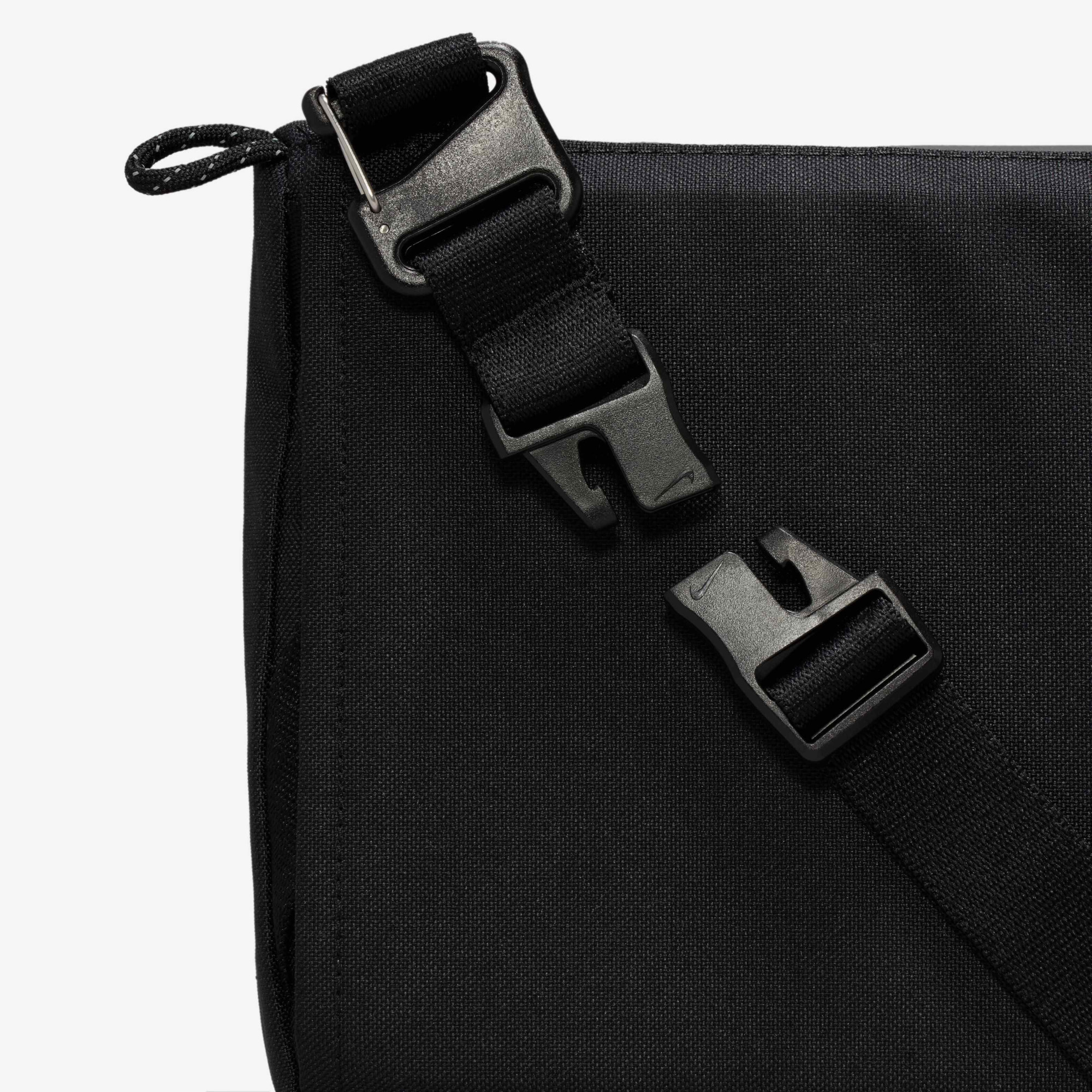 Сумка Nike ACG DAYMAX CROSSBODY HJ8180-010