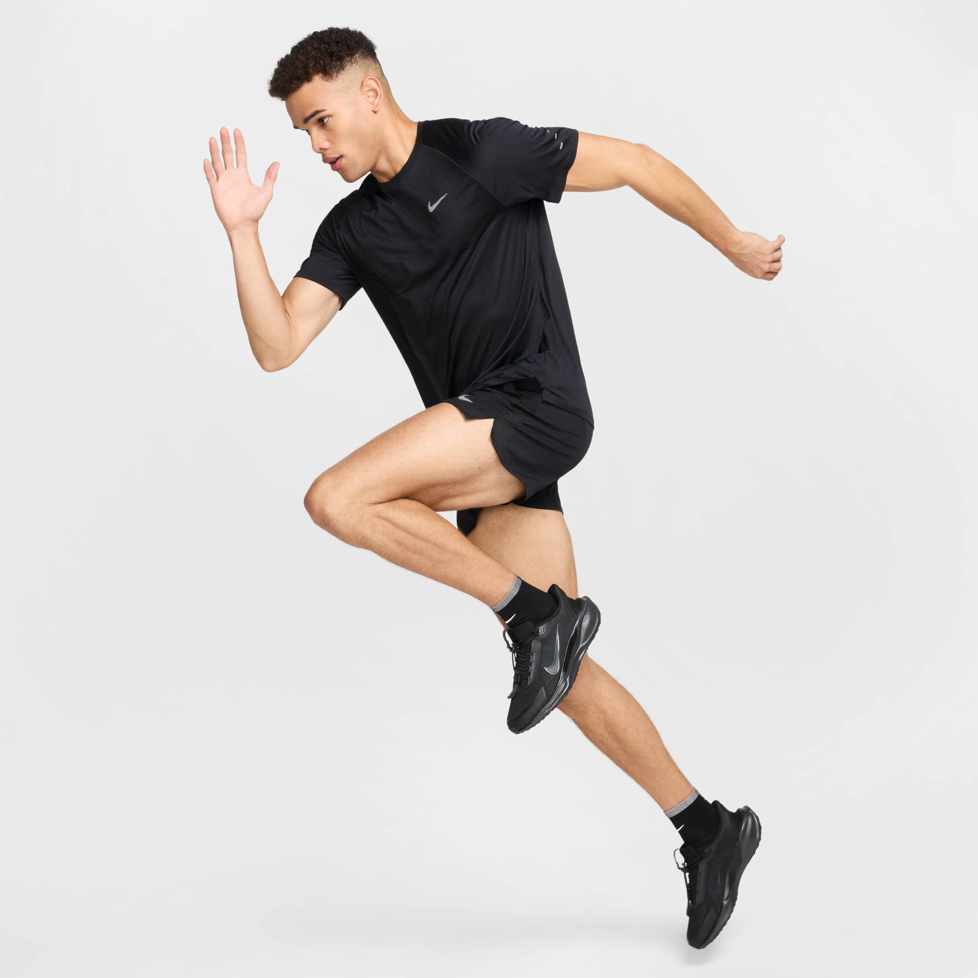 Футболка чоловіча Nike Dfadv Stride Black HV5203-010