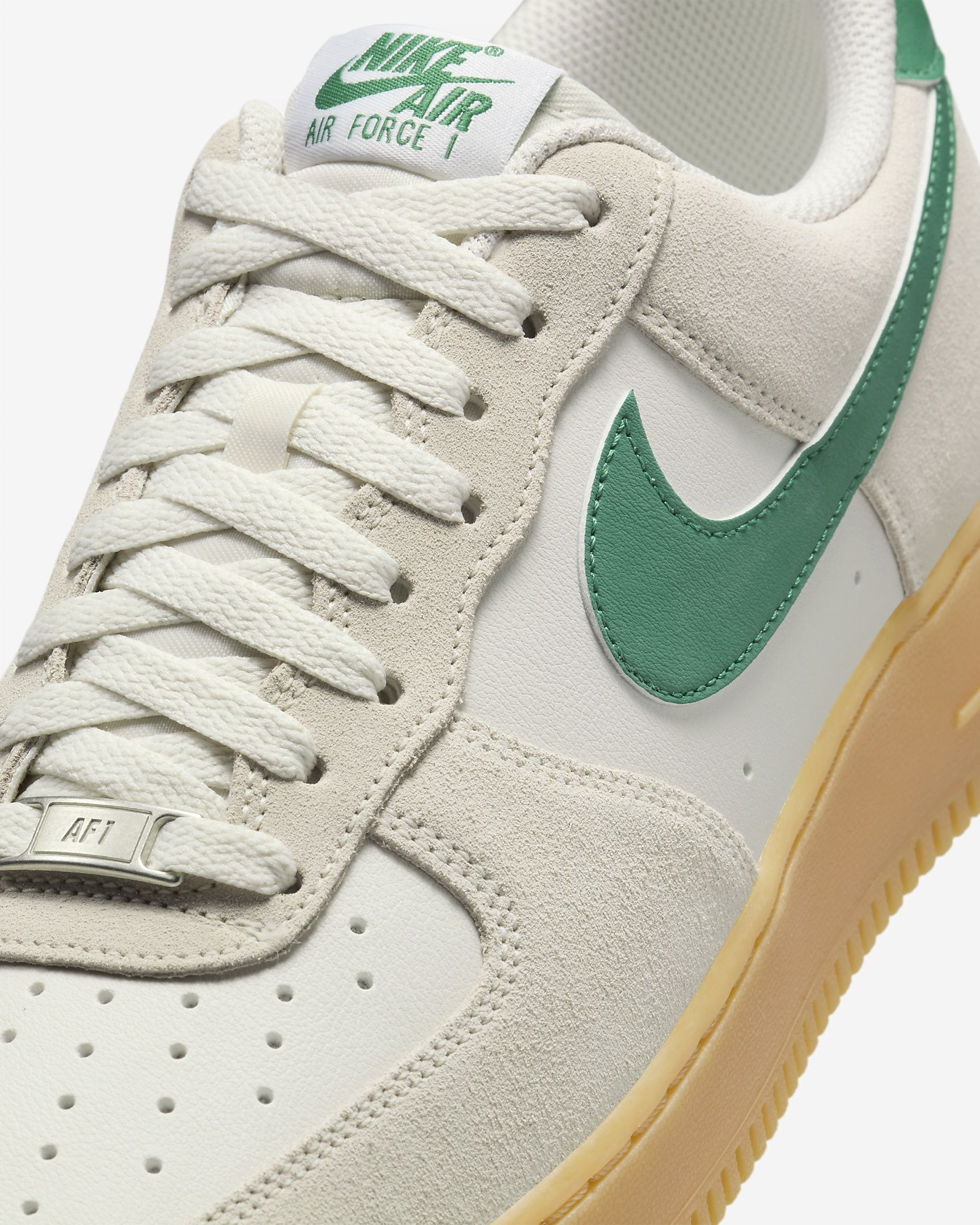 Кросівки NIKE AIR FORCE 1 07 LV8 FQ8714-001