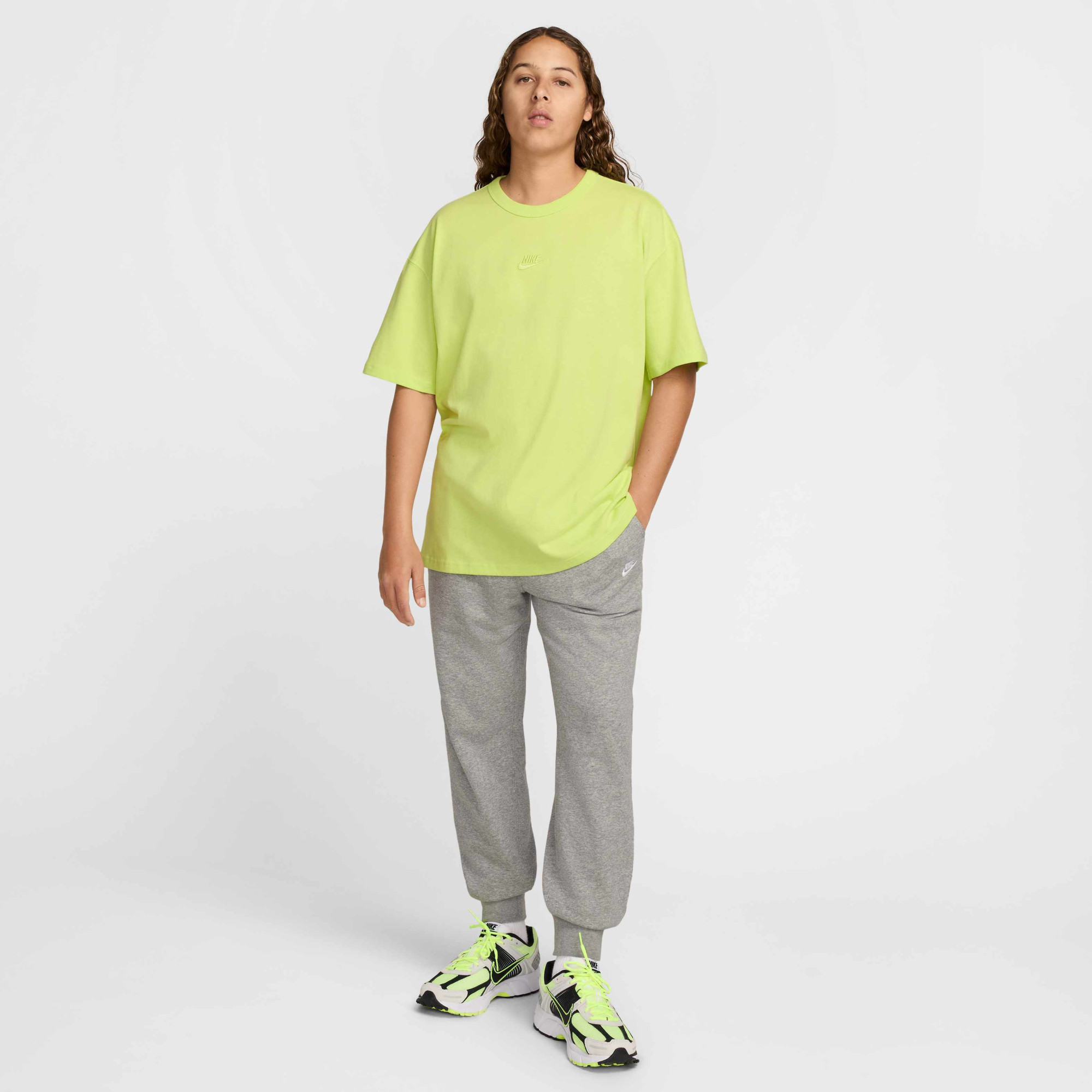 Футболка чоловіча Nike Sportswear Premium Essential Tee Green DO7392-736