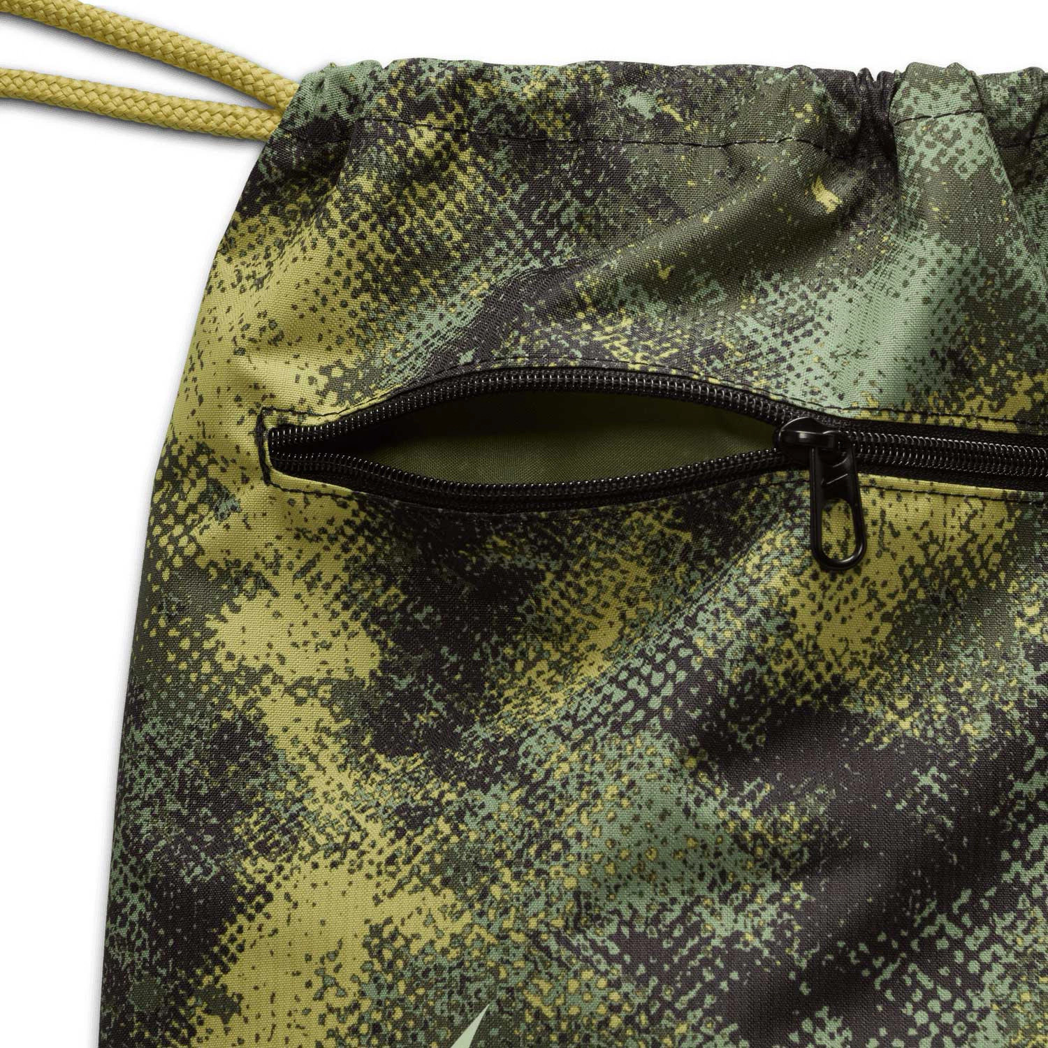 Рюкзак-мішок Nike NK BRSLA DRWSTG 9.5 CAMO AOP 18L хакі, чорний Уні 36x51х5 см FZ2613-386