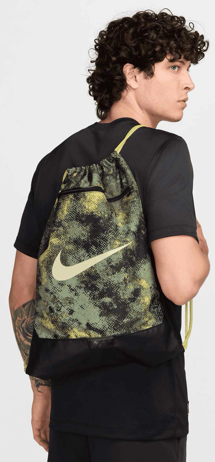 Рюкзак-мішок Nike NK BRSLA DRWSTG 9.5 CAMO AOP 18L хакі, чорний Уні 36x51х5 см FZ2613-386