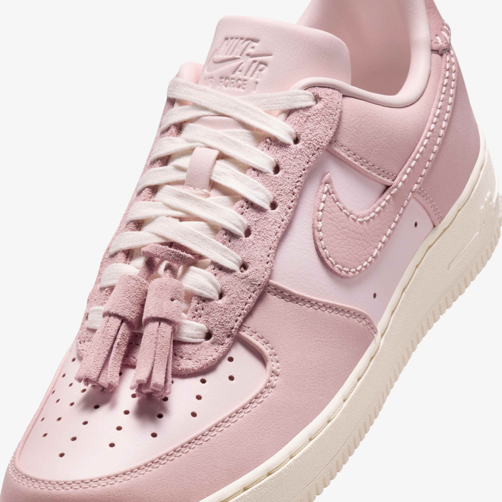 Кросівки Nike WMNS AIR FORCE 1 07 IB4654-661