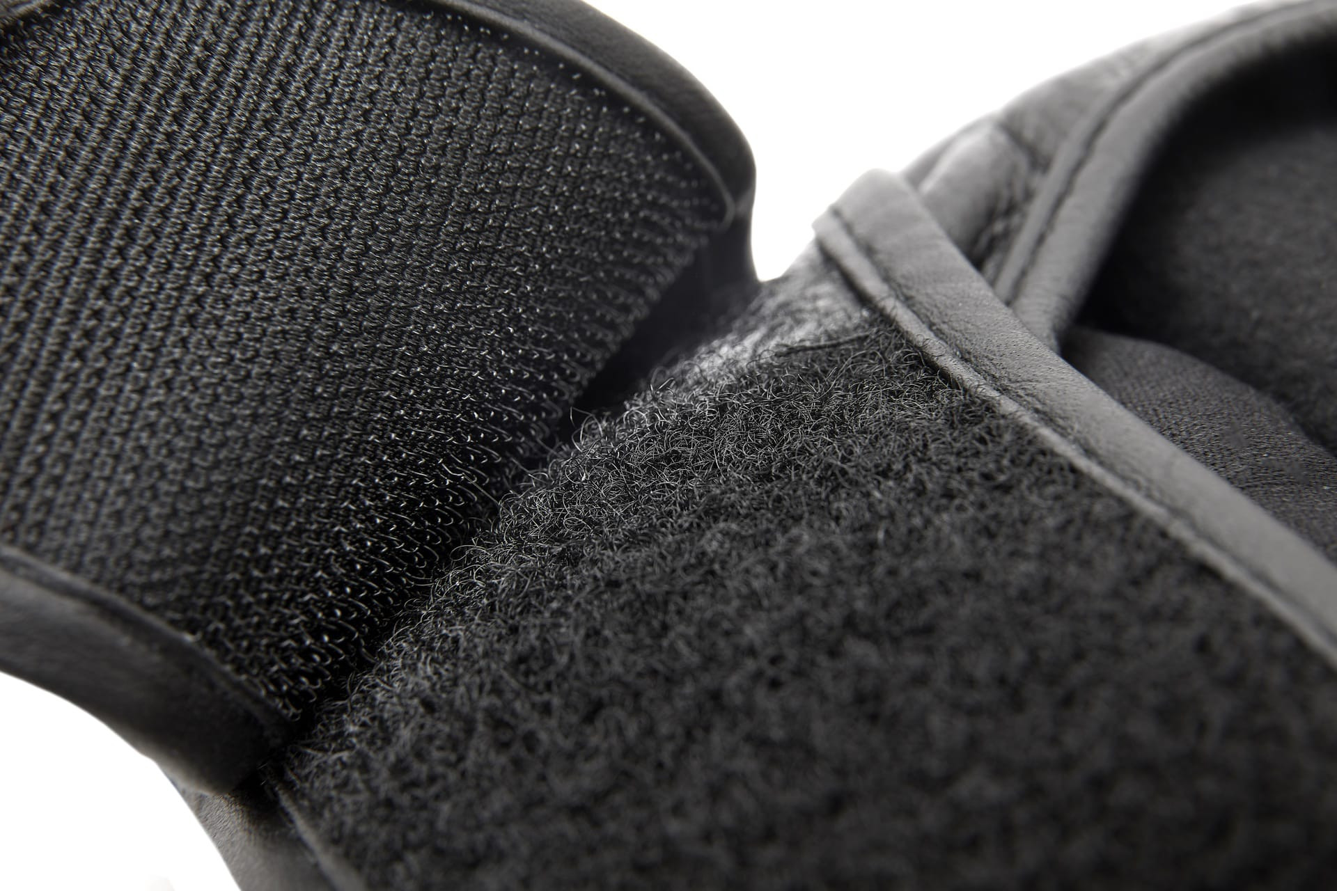 Рукавиці для тренінгу Reebok MMA Gloves Leather чорний, червоний S (RSCB-10310RDBK) RSCB-10310RDBK