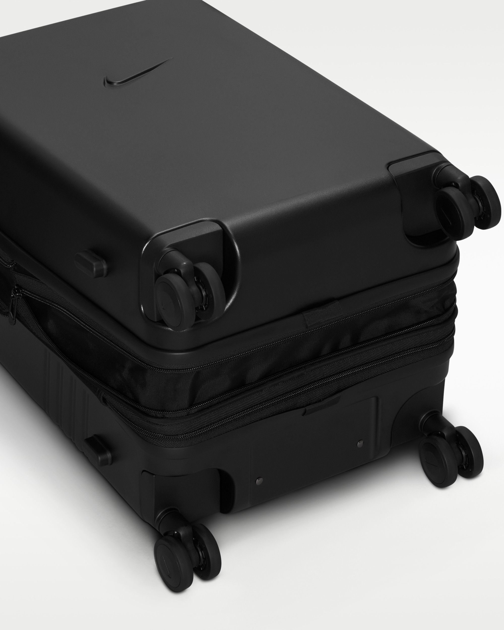 Валіза Nike 22IN HARDSHELL LUGGAGE HV8584-010