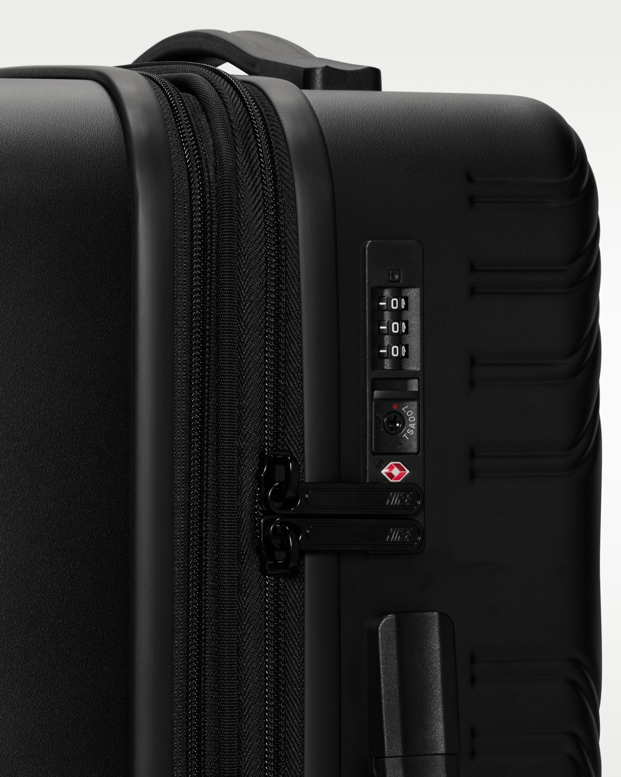 Валіза Nike 22IN HARDSHELL LUGGAGE HV8584-010