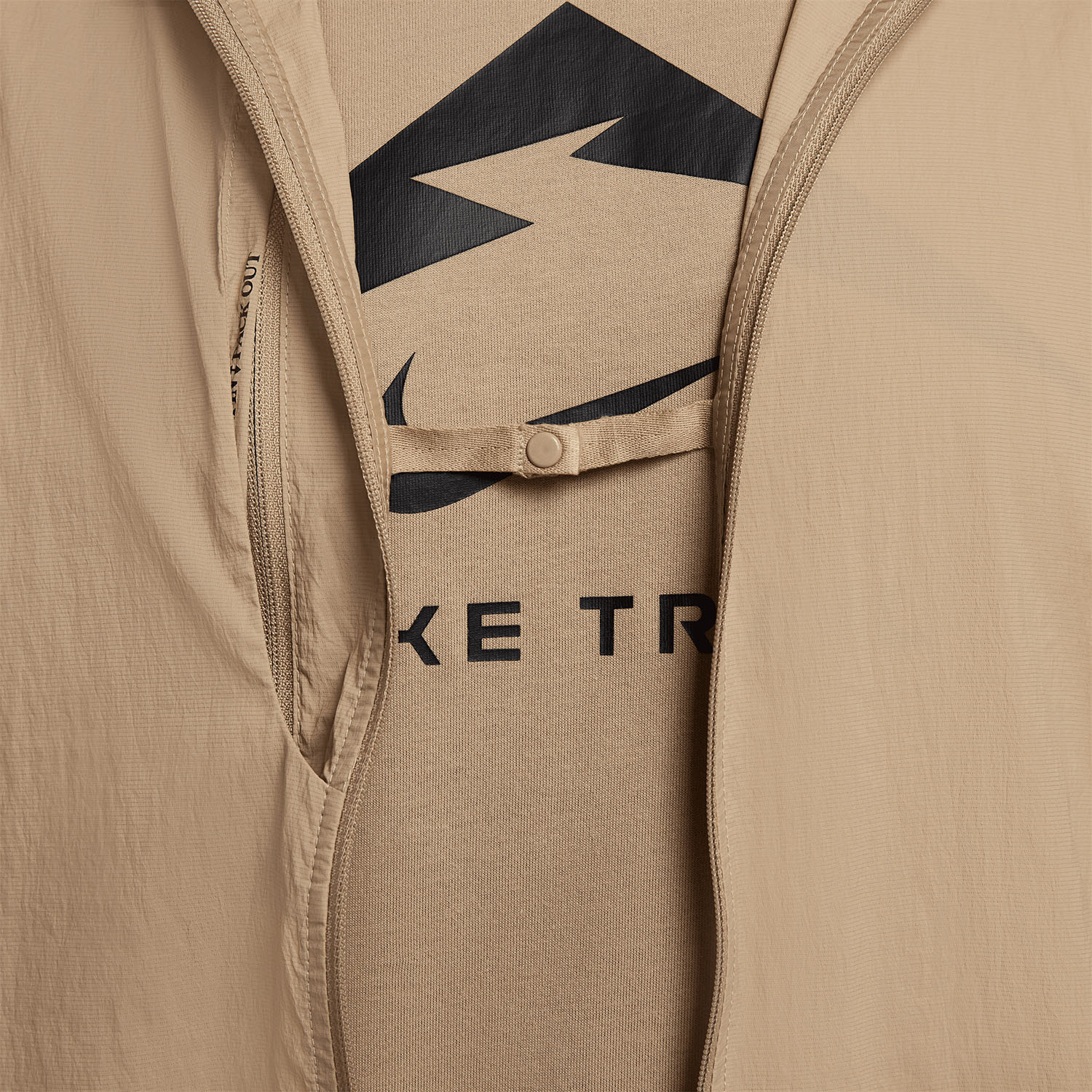 Вітровка Nike M Nk Trail Aireez Jkt FN4002-247