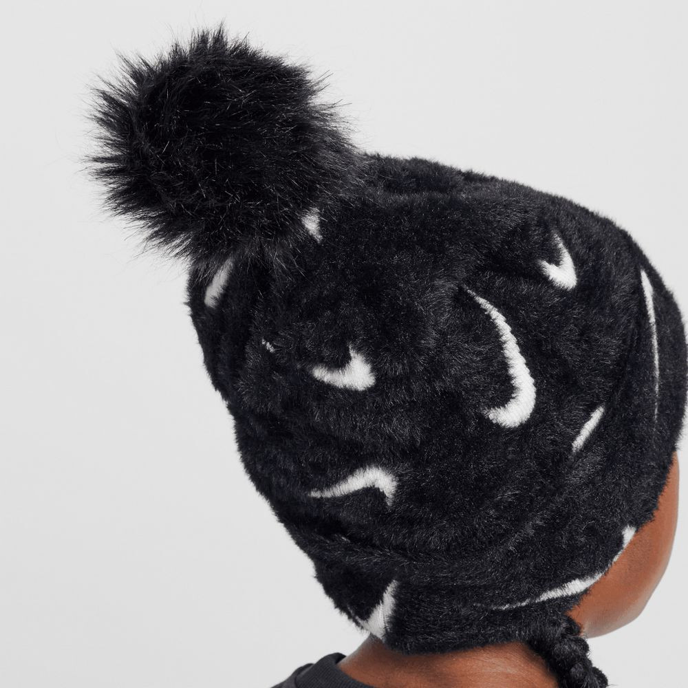 Шапка Nike Sportswear Peak Sc Swoosh Graphics And Faux Fur Pompom Detail FZ3062-010