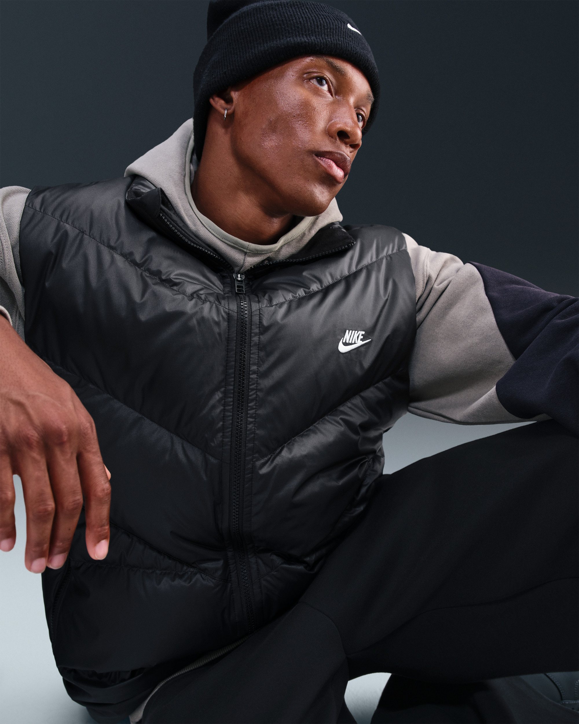 Жилетка Nike M WINDRUNNER STMNT VEST DWN HV1480-010