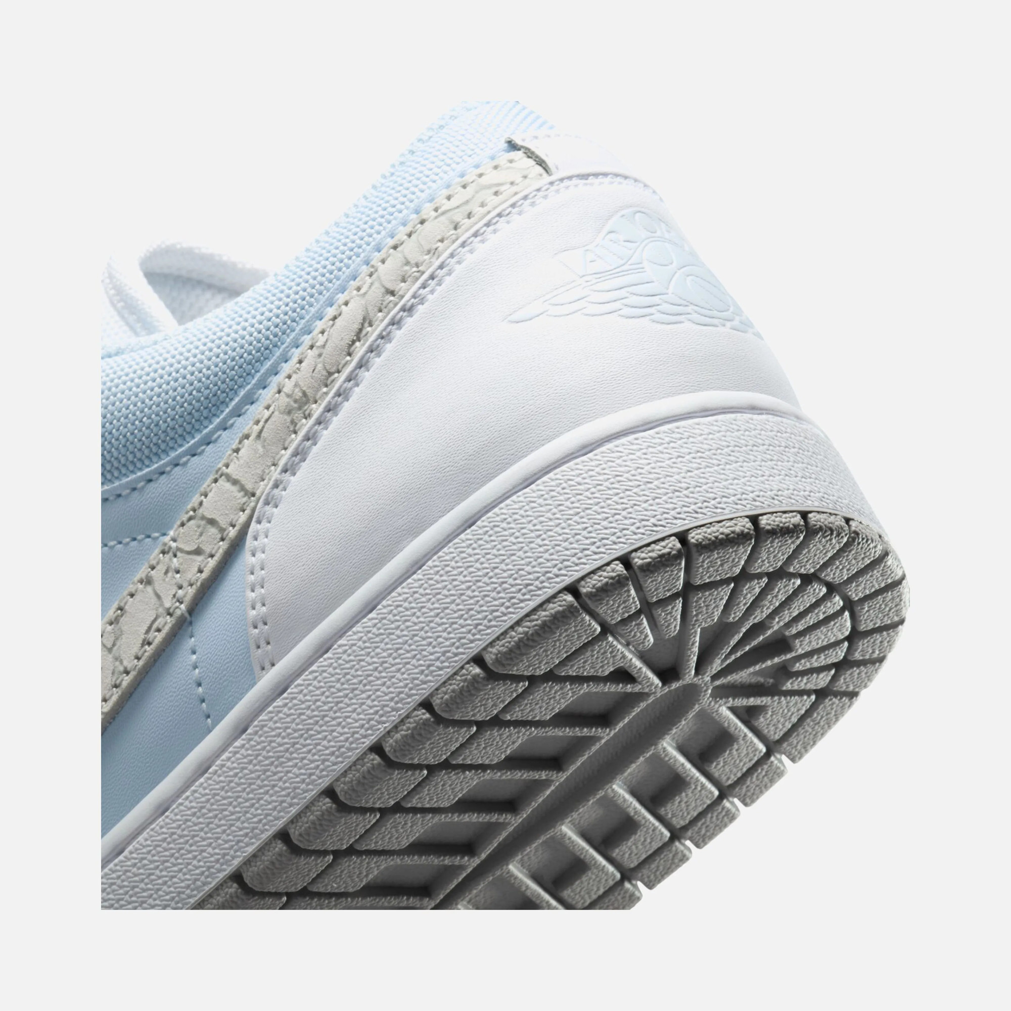 Кросівки чоловічі Air Jordan 1 Low Se Light Blue IB7692-400