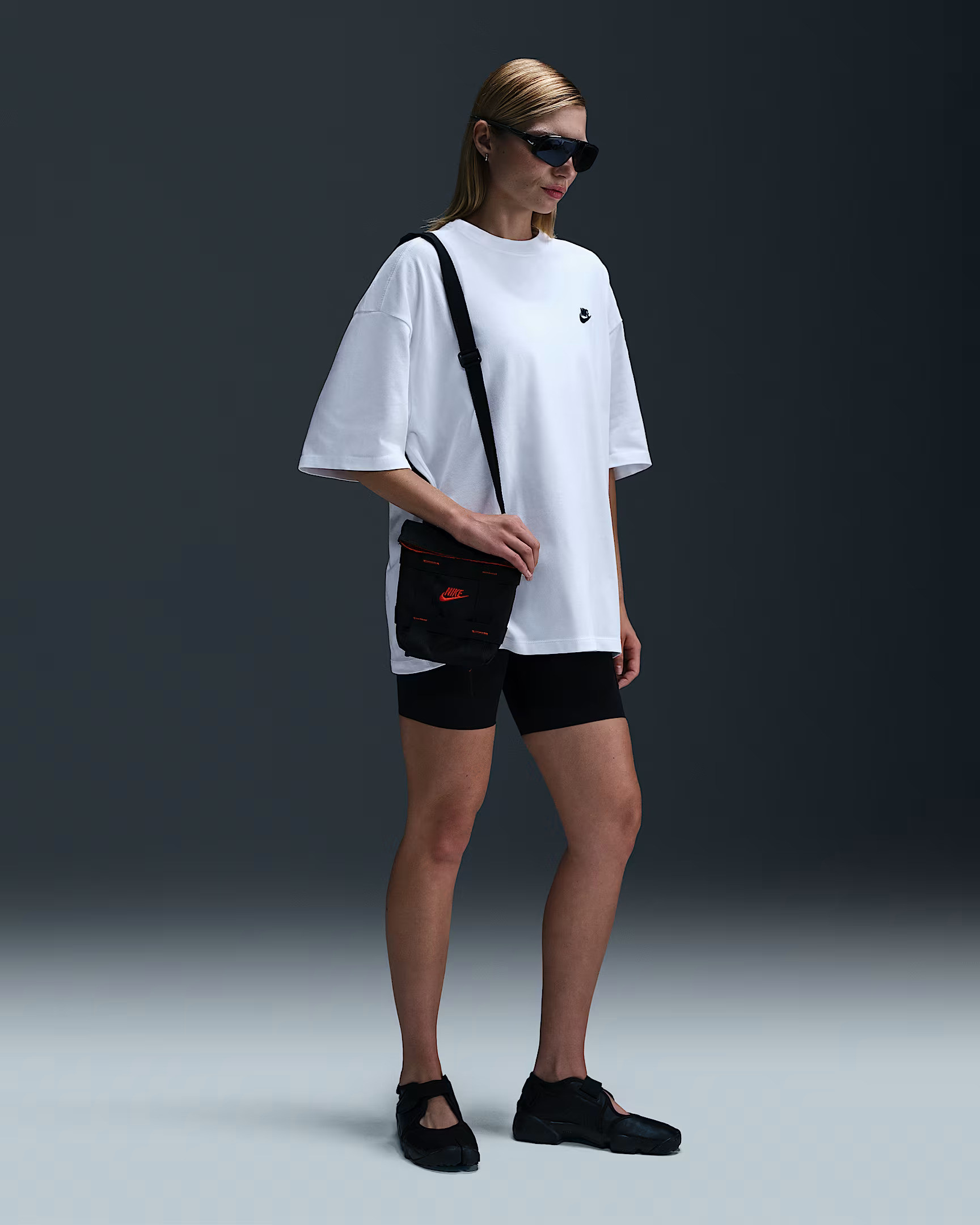 Футболка Nike NSW Ess Oversized Tee HV4655-100